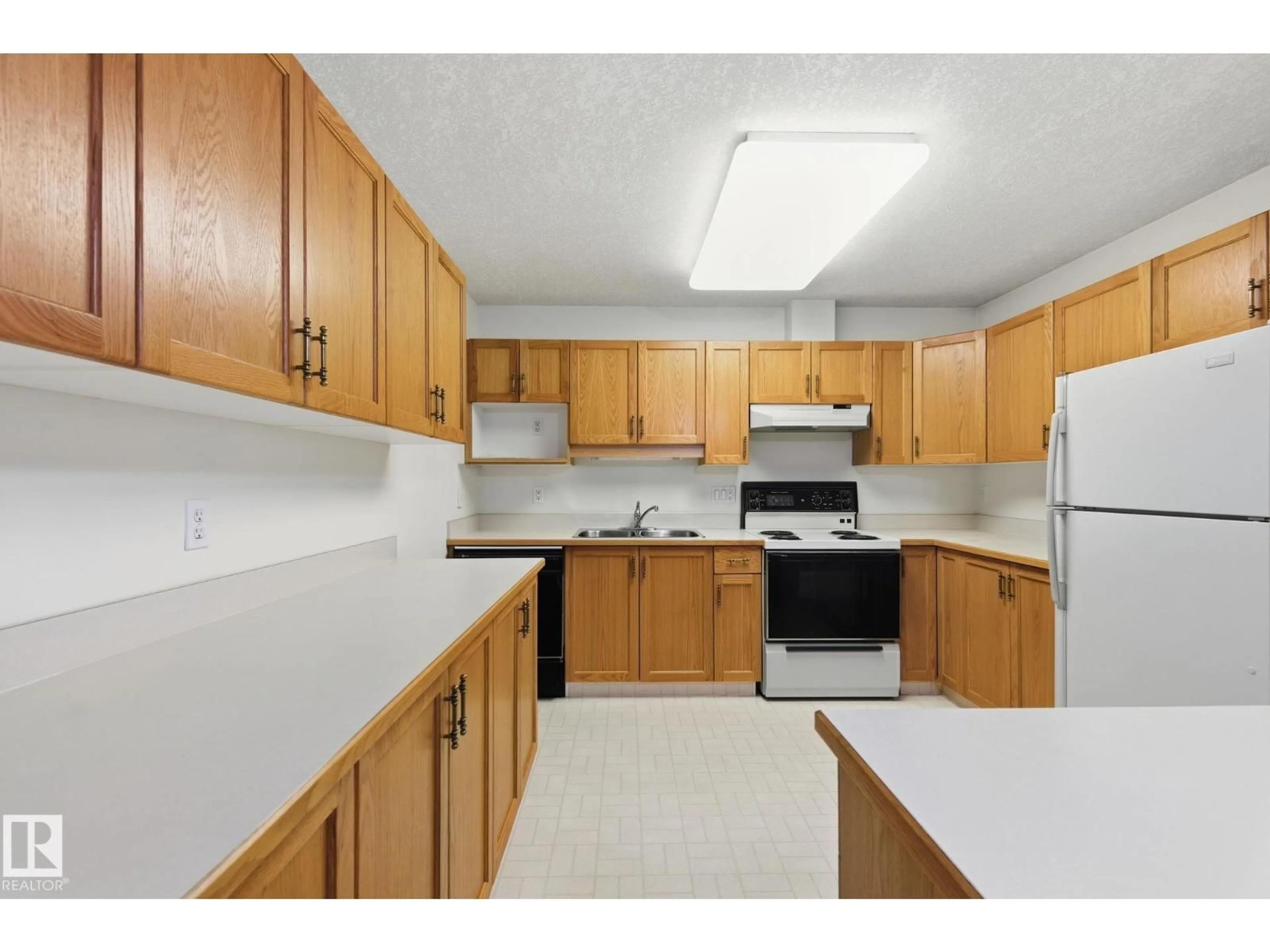 Standard kitchen, unknown for 48 9908 80 AV NW, Edmonton Alberta T6E6L7