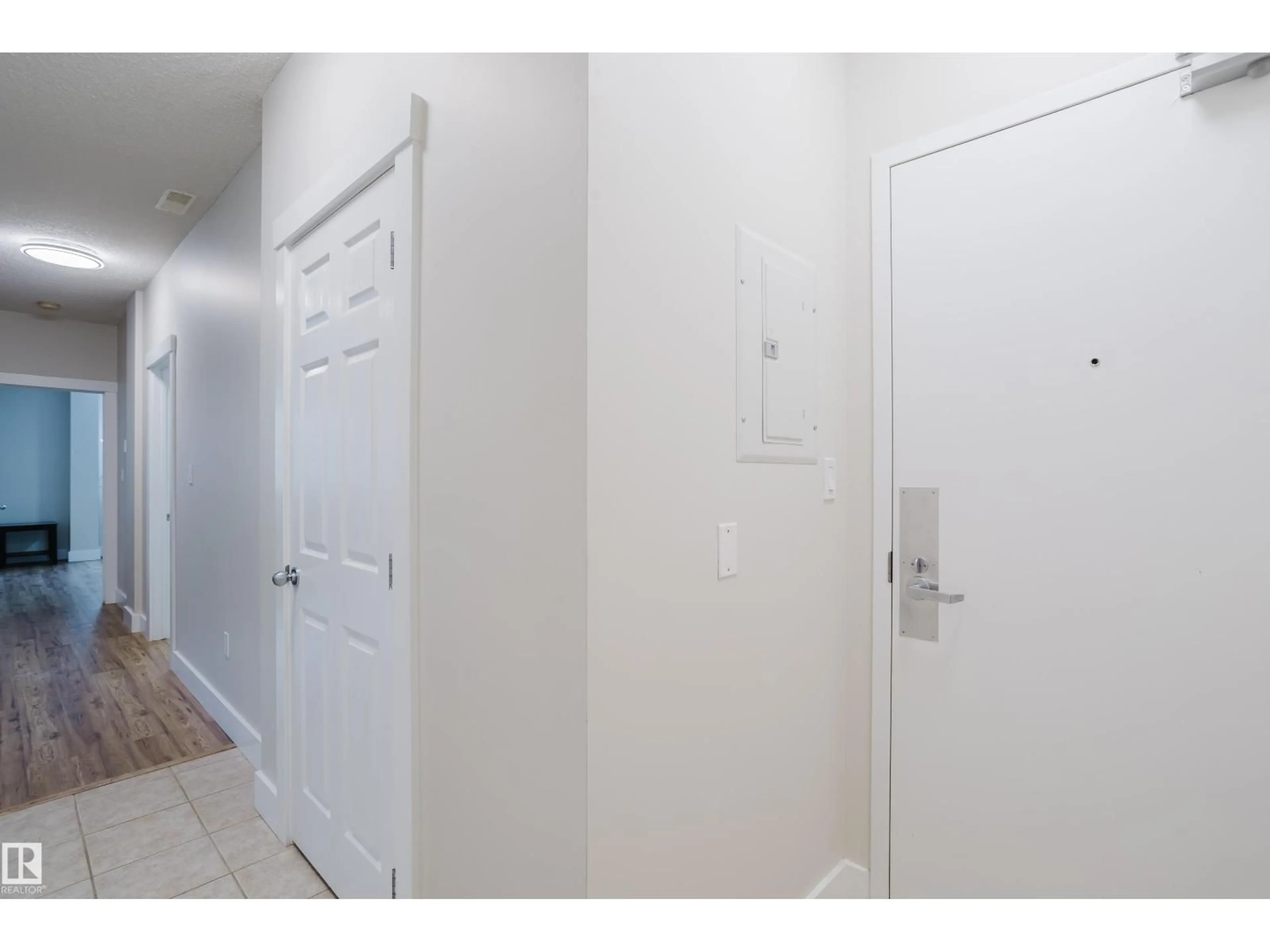 Indoor entryway for #407 - 9919 105 ST, Edmonton Alberta T5K1B1