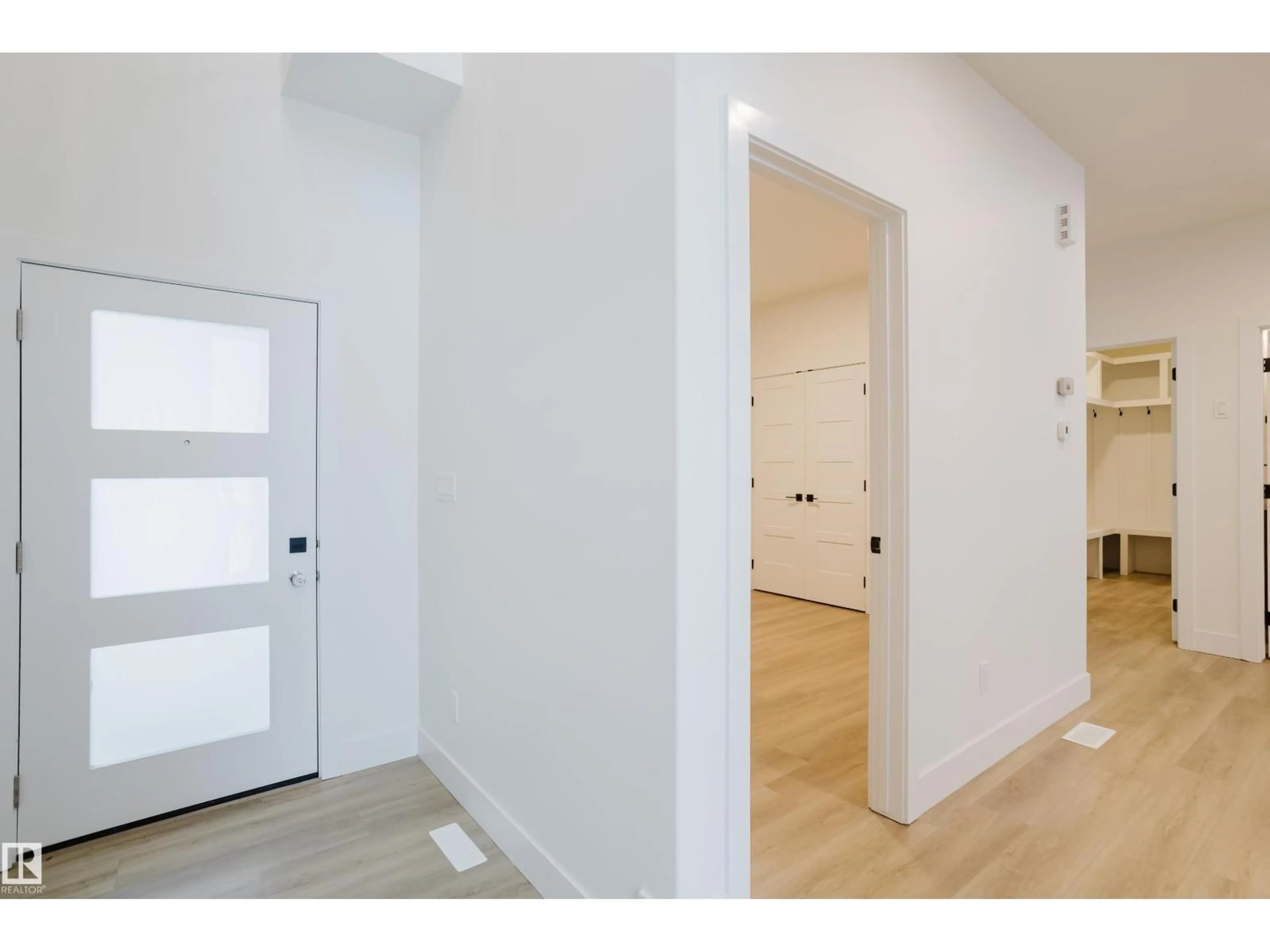 Indoor entryway for 230 KINGLET BV, Edmonton Alberta T5S0W4