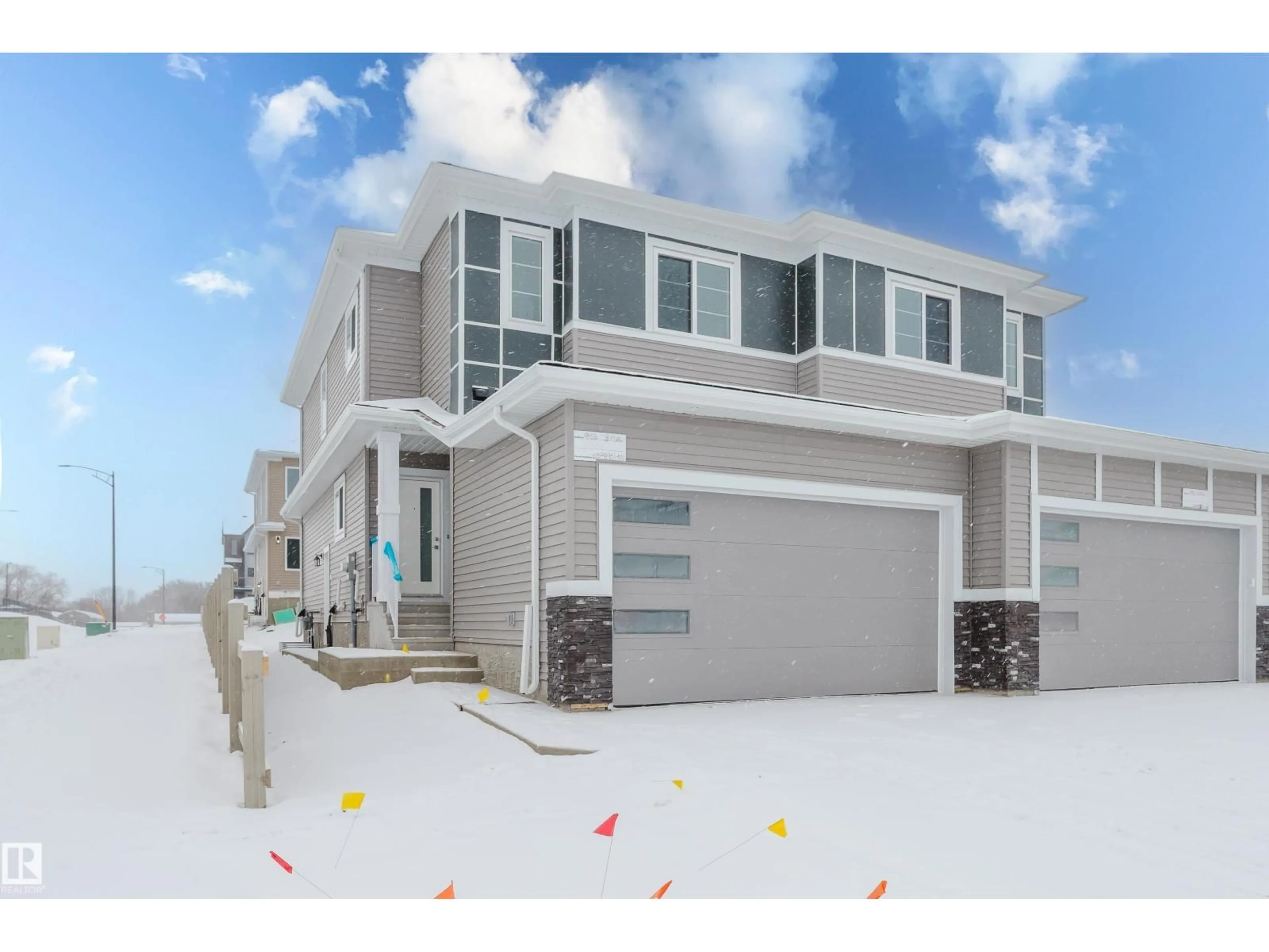 Home with vinyl exterior material, street for 942 18 AV, Edmonton Alberta T6T2X3