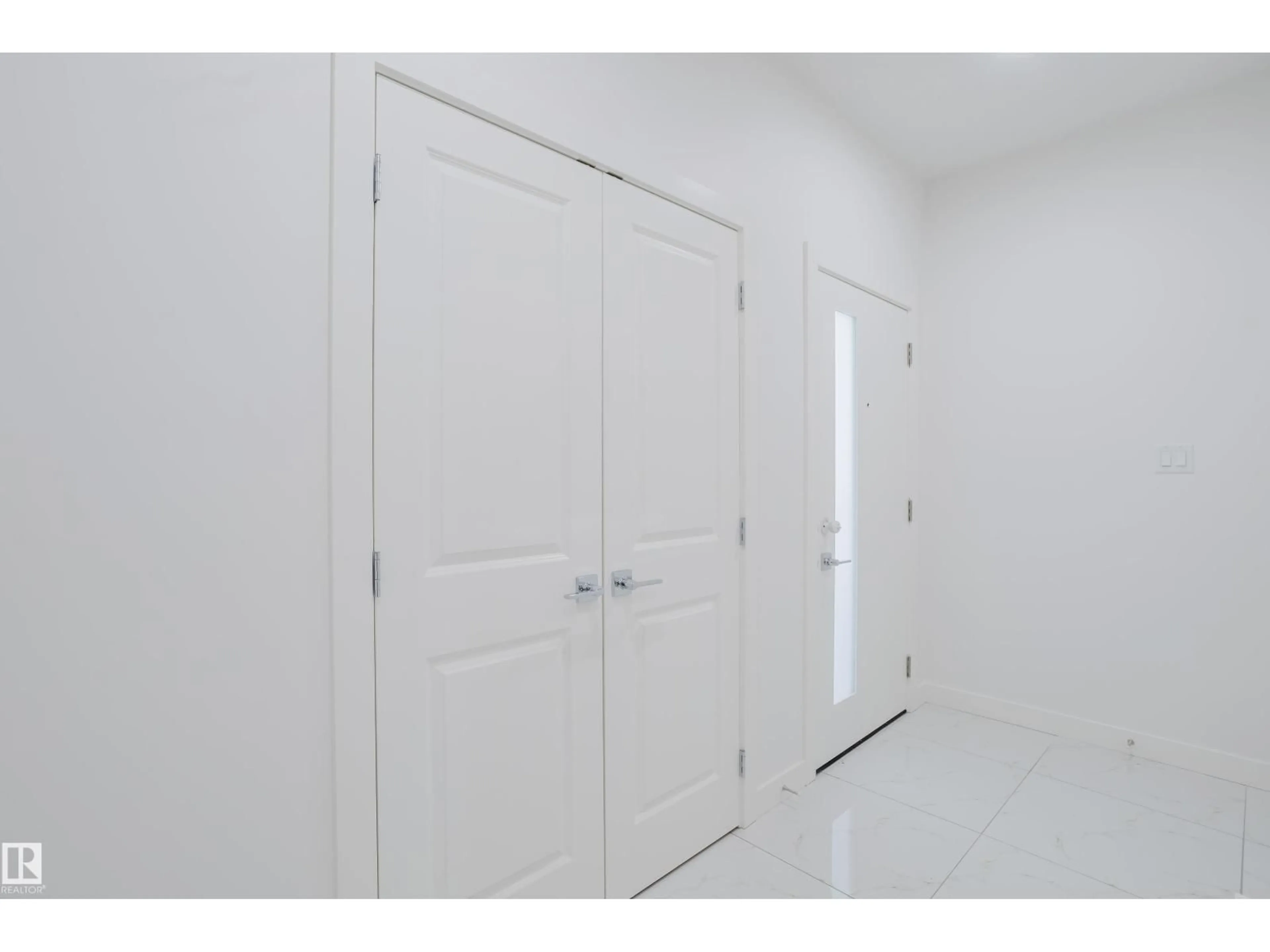 Unknown for 942 18 AV, Edmonton Alberta T6T2X3