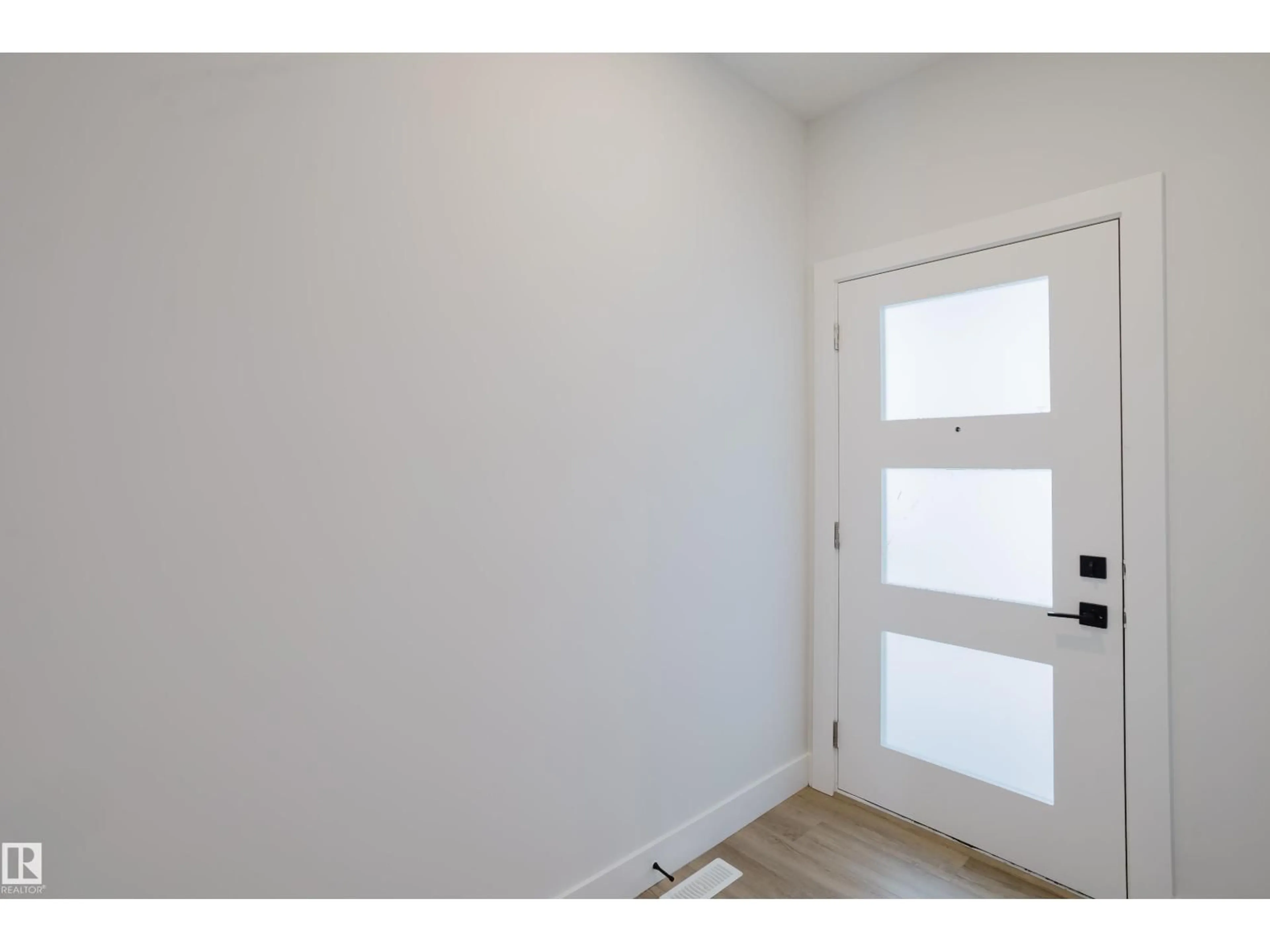 Indoor entryway for 222 EDGEMONT GREEN GR, Edmonton Alberta T6M3J6