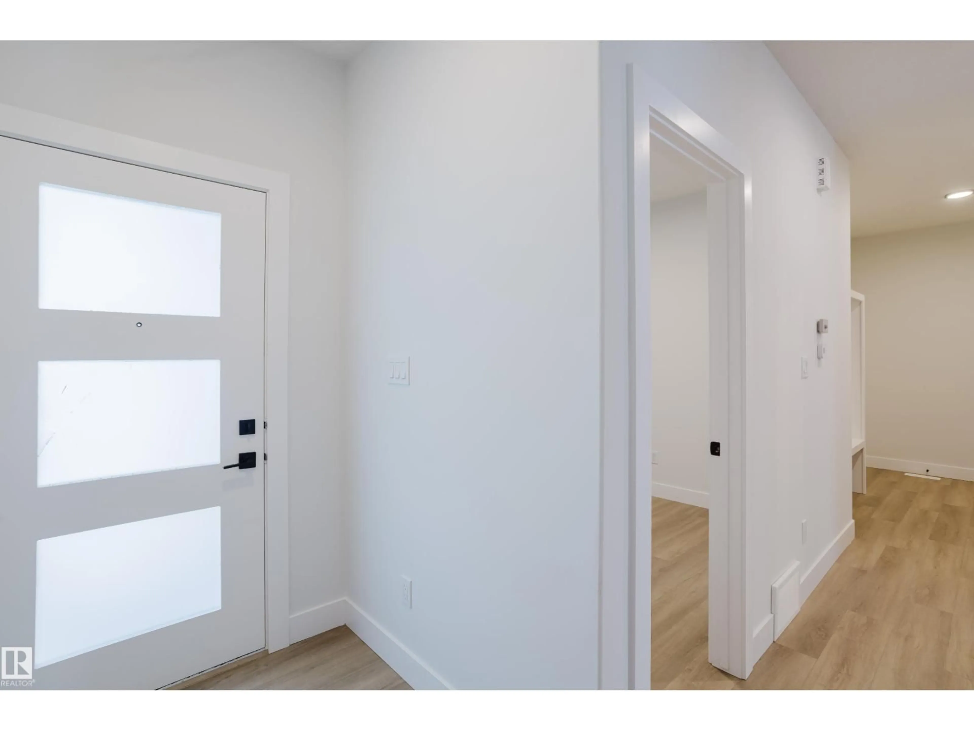 Indoor entryway for 222 EDGEMONT GREEN GR, Edmonton Alberta T6M3J6