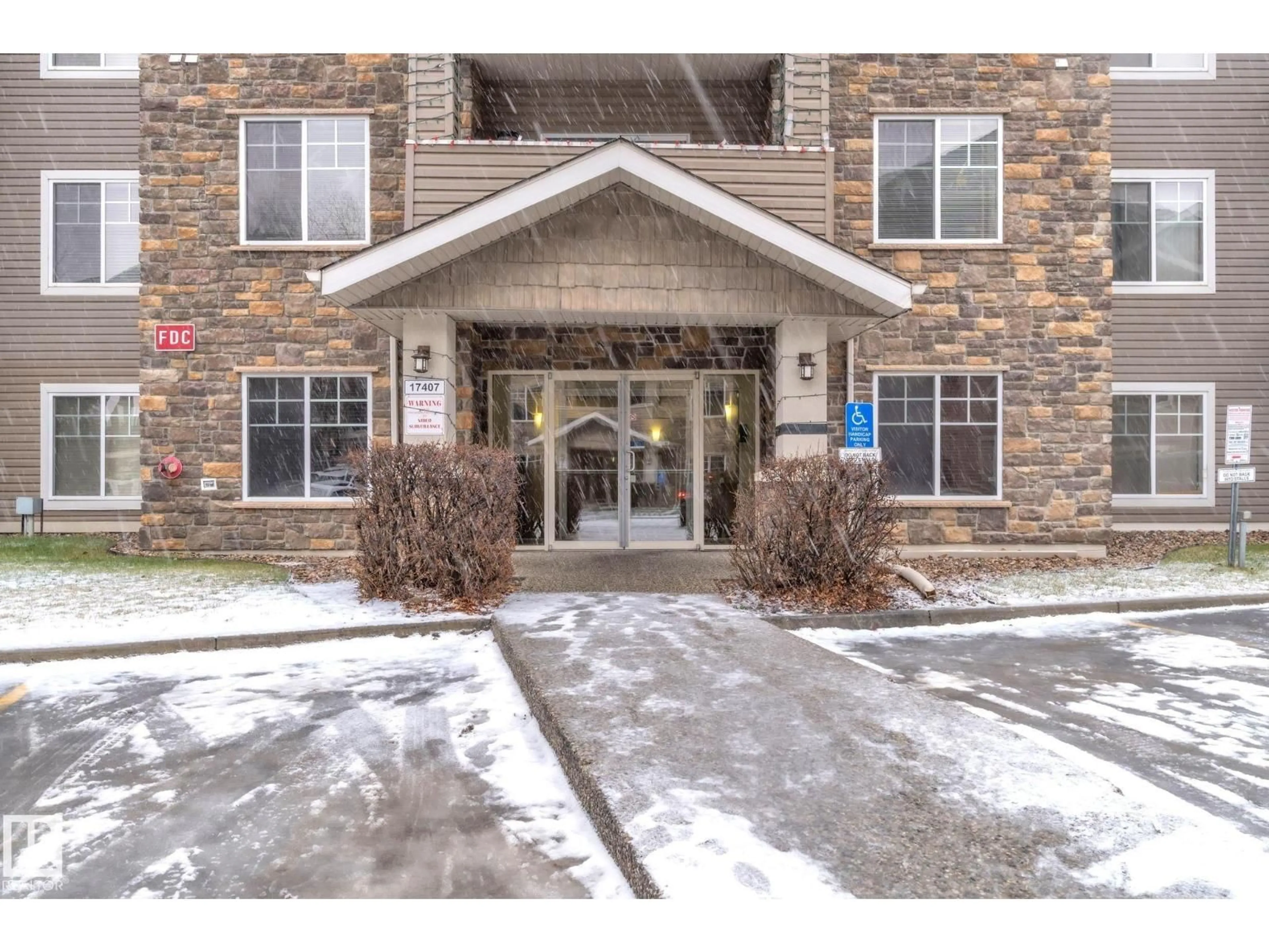 Indoor foyer for 407 - 17407 99 AV, Edmonton Alberta T5T0W7