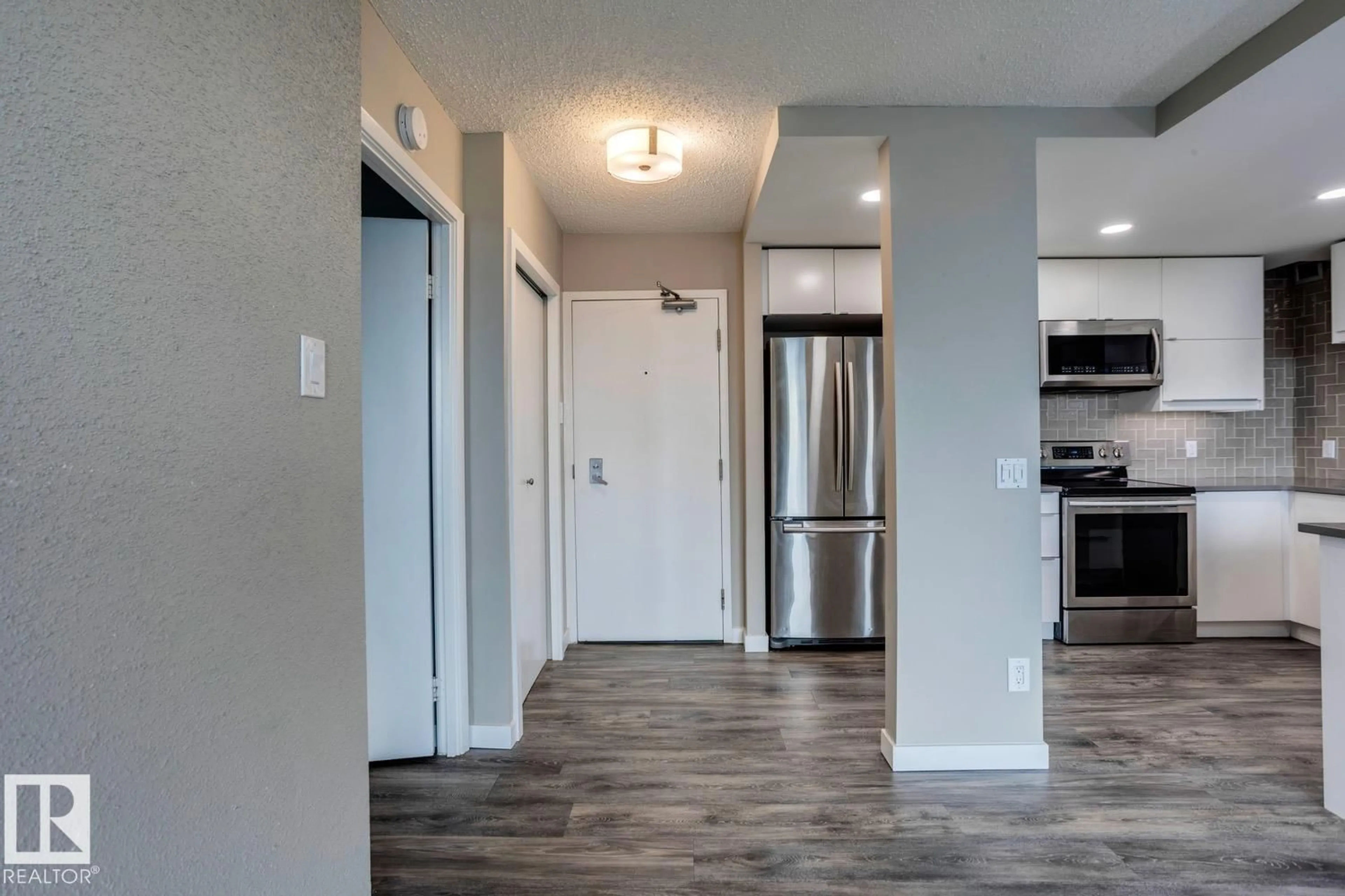 Indoor entryway for 1702 113 ST NW, Edmonton Alberta T5K2N3