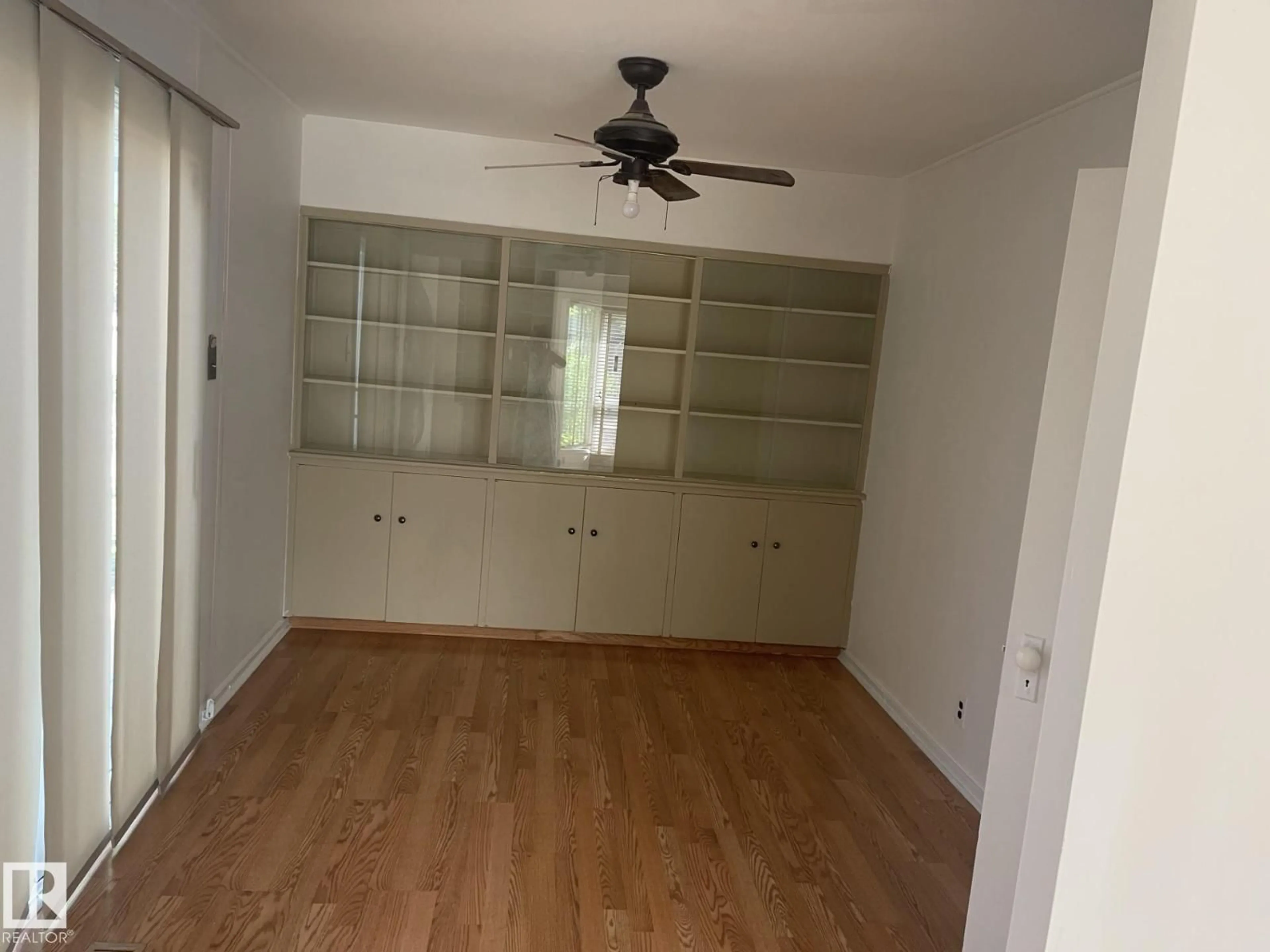 A pic of a room for NW - 12202 105 ST, Edmonton Alberta T5G2N8