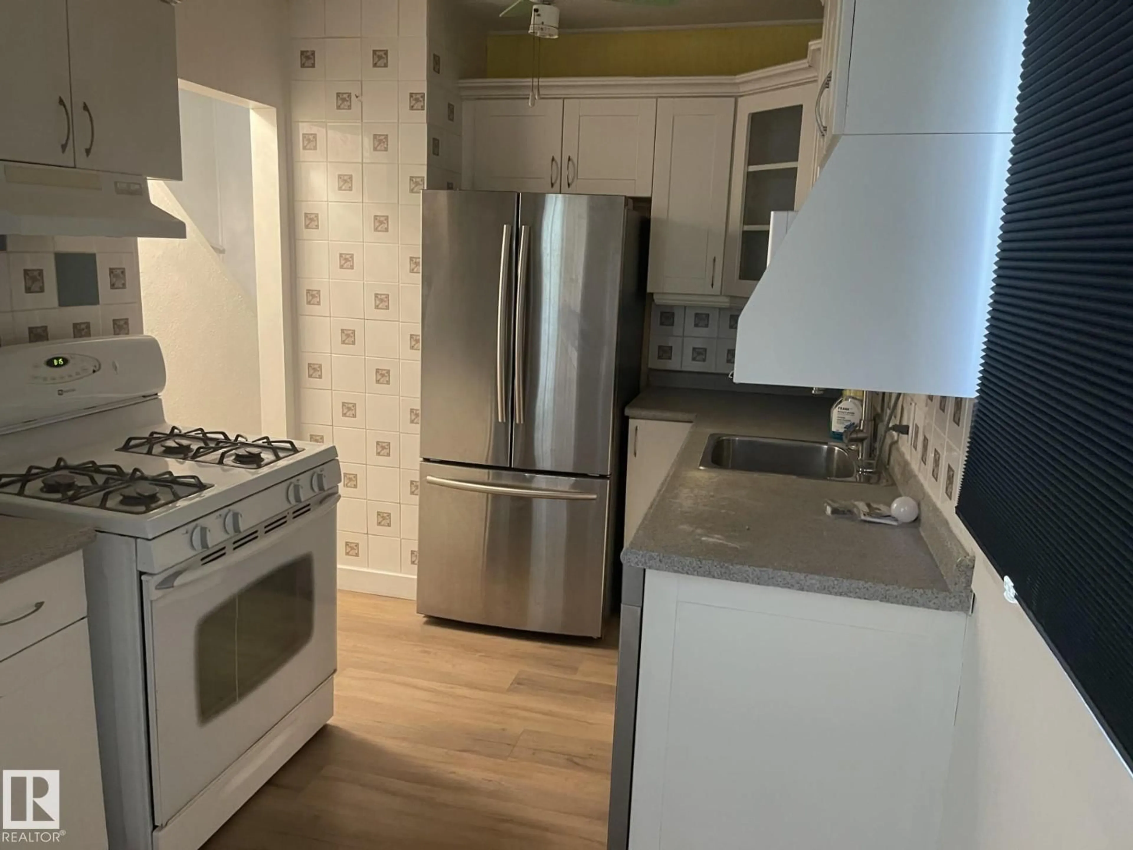 Standard kitchen, unknown for NW - 12202 105 ST, Edmonton Alberta T5G2N8