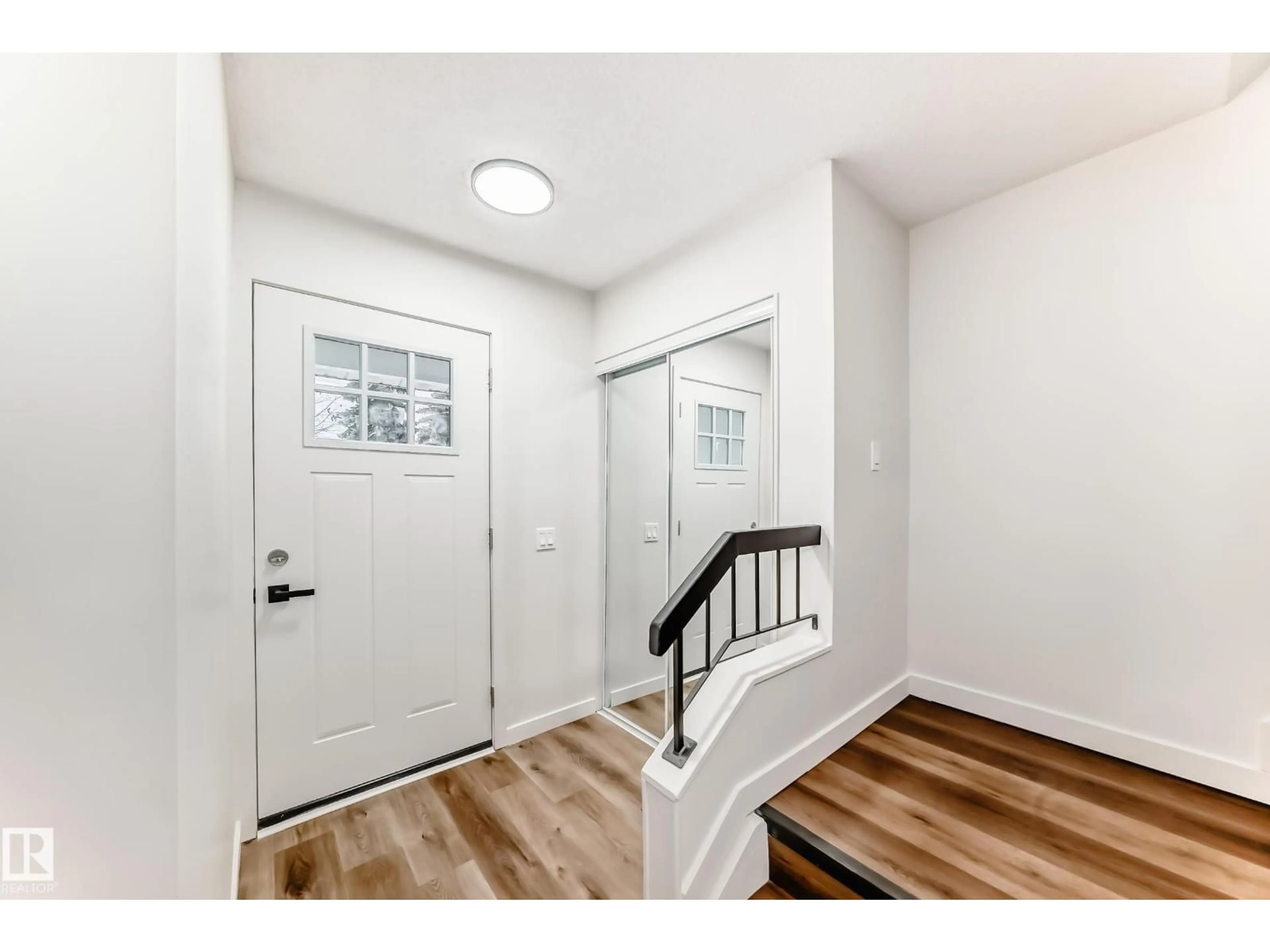 Indoor entryway for NW - 5506 38B AV, Edmonton Alberta T6L1W3