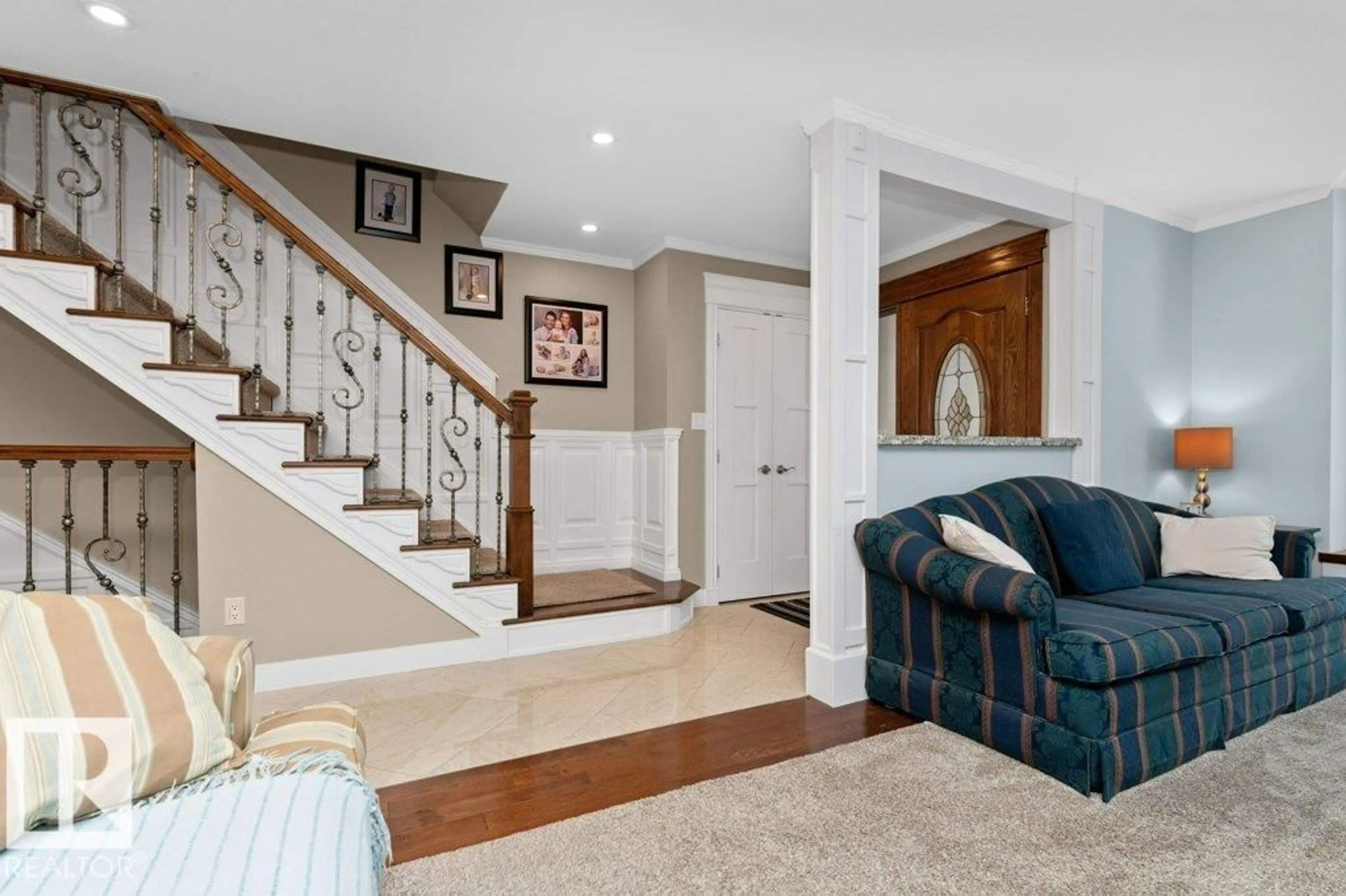 Indoor entryway for 912 110A ST, Edmonton Alberta T6J6N2