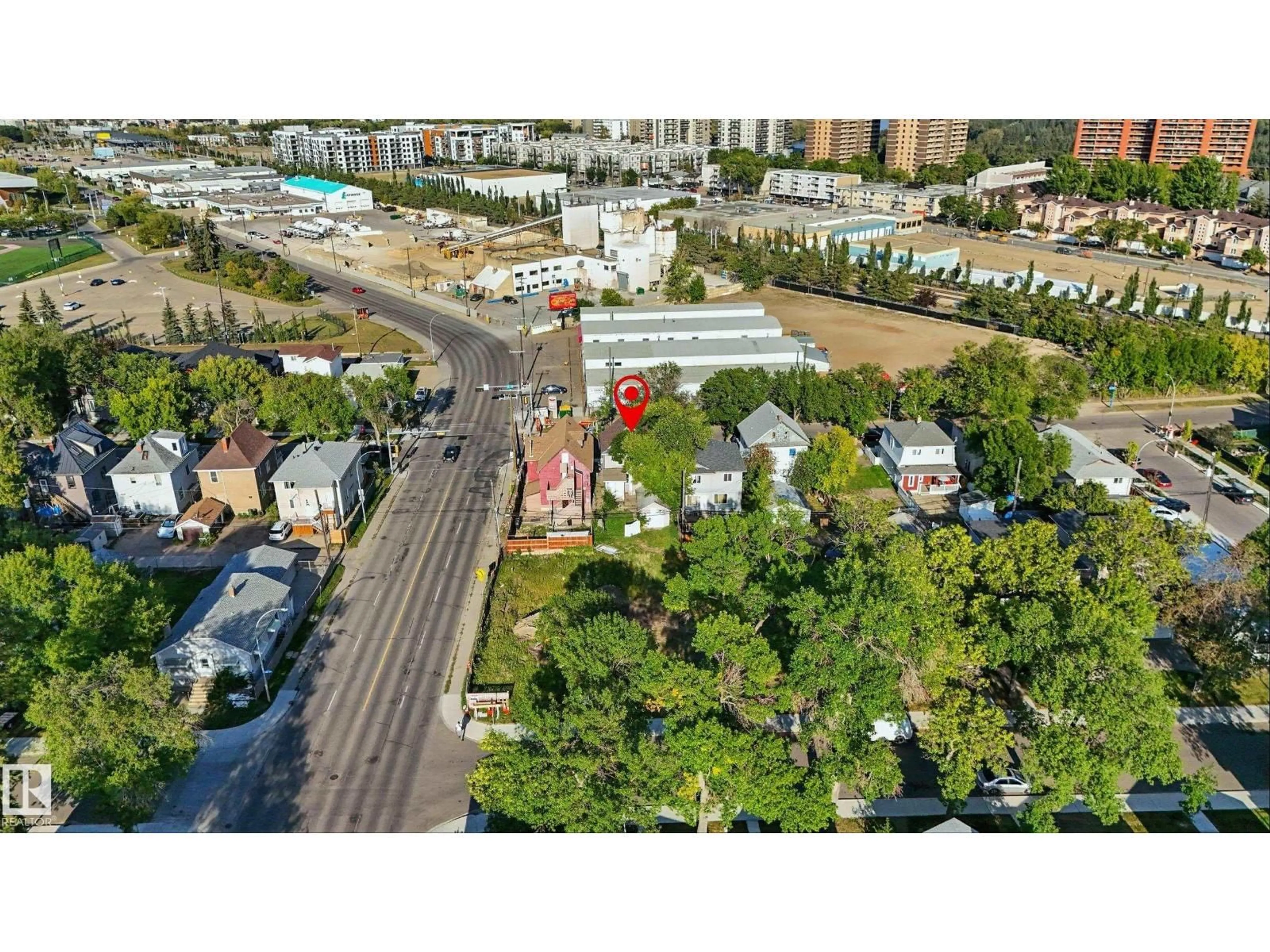 A pic from outside/outdoor area/front of a property/back of a property/a pic from drone, street for 10730 92 ST, Edmonton Alberta T5H1V4