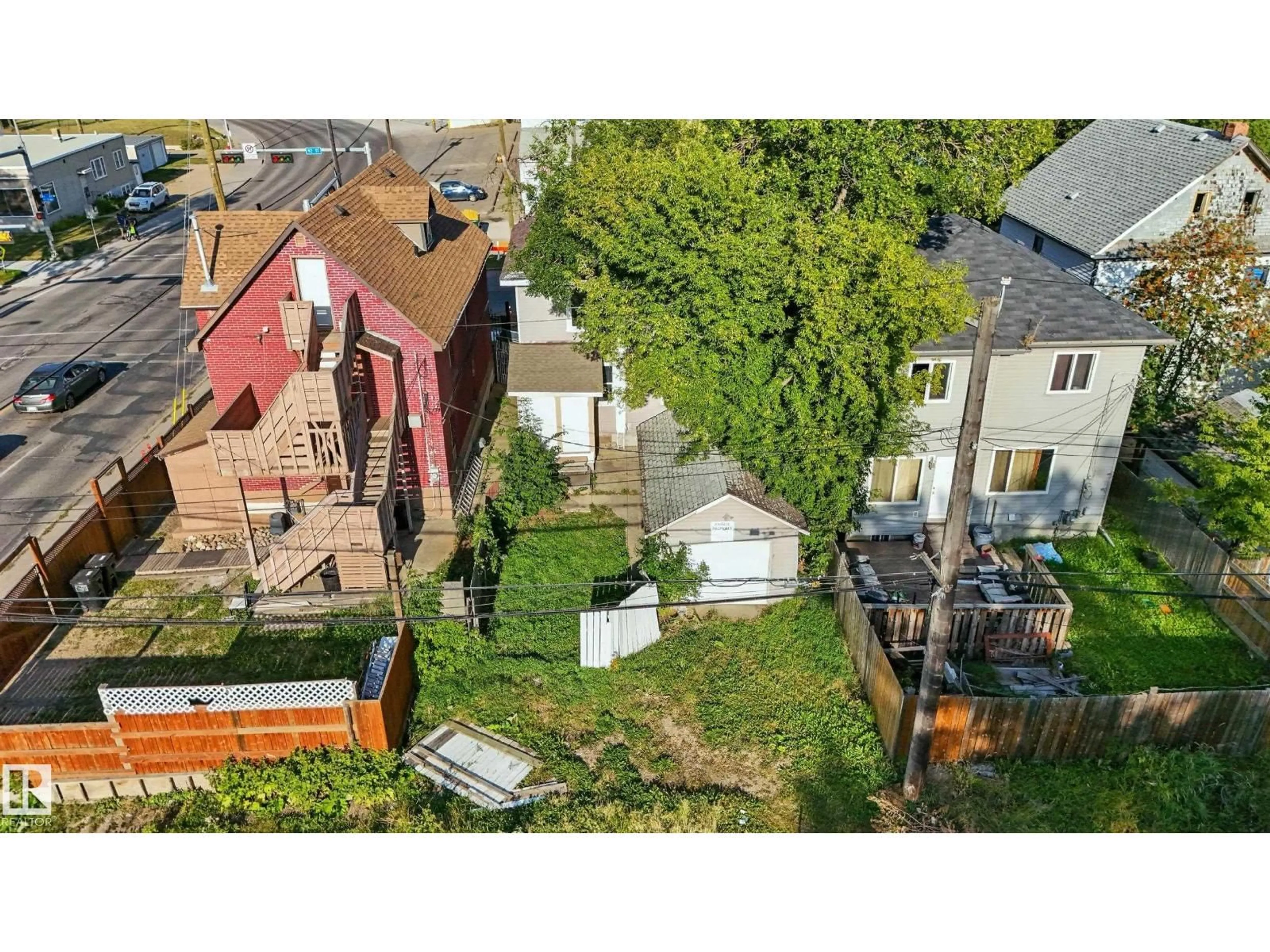 A pic from outside/outdoor area/front of a property/back of a property/a pic from drone, street for 10730 92 ST, Edmonton Alberta T5H1V4