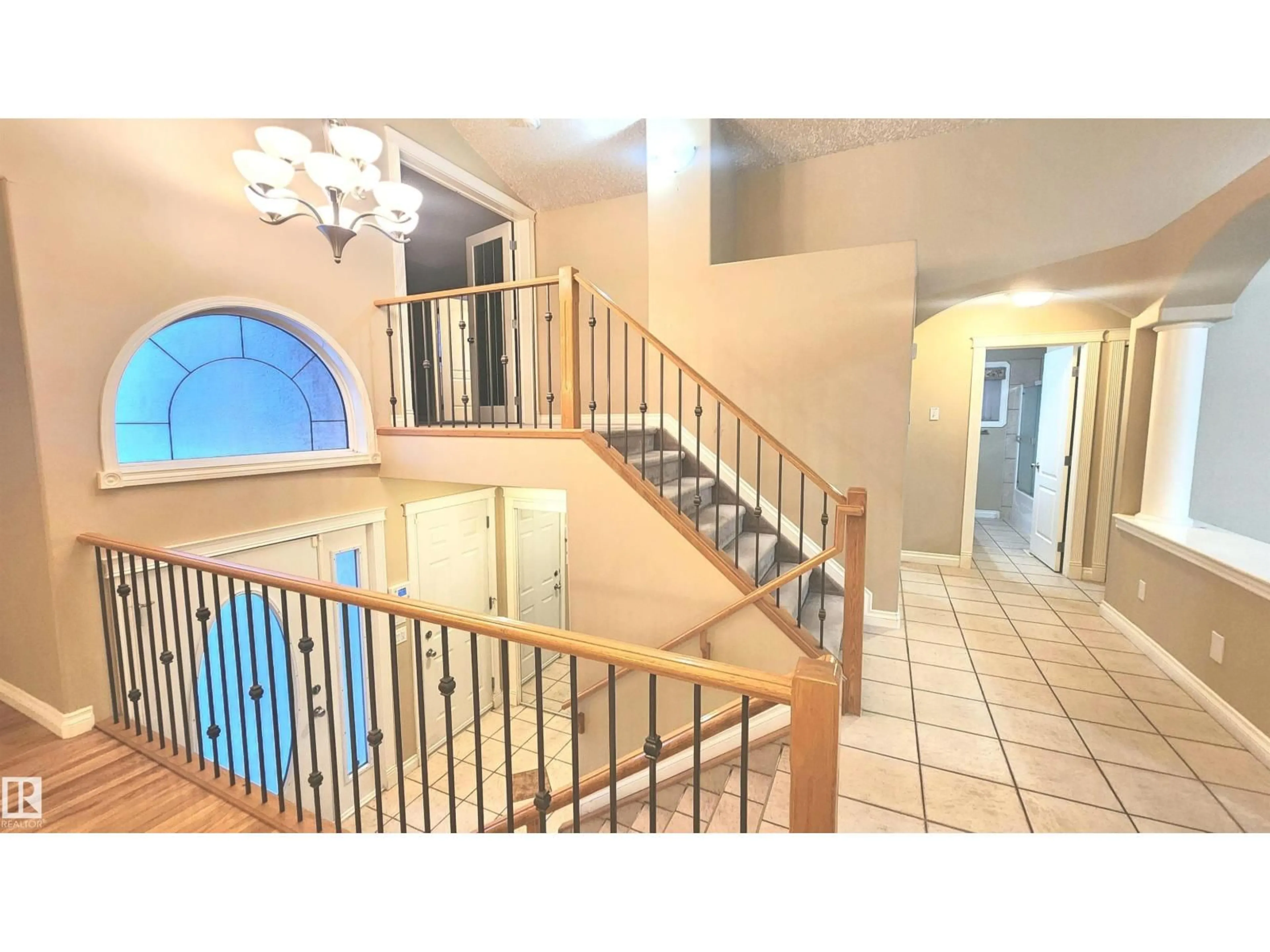 Indoor foyer for NW - 16432 88 ST, Edmonton Alberta T5Z3W9