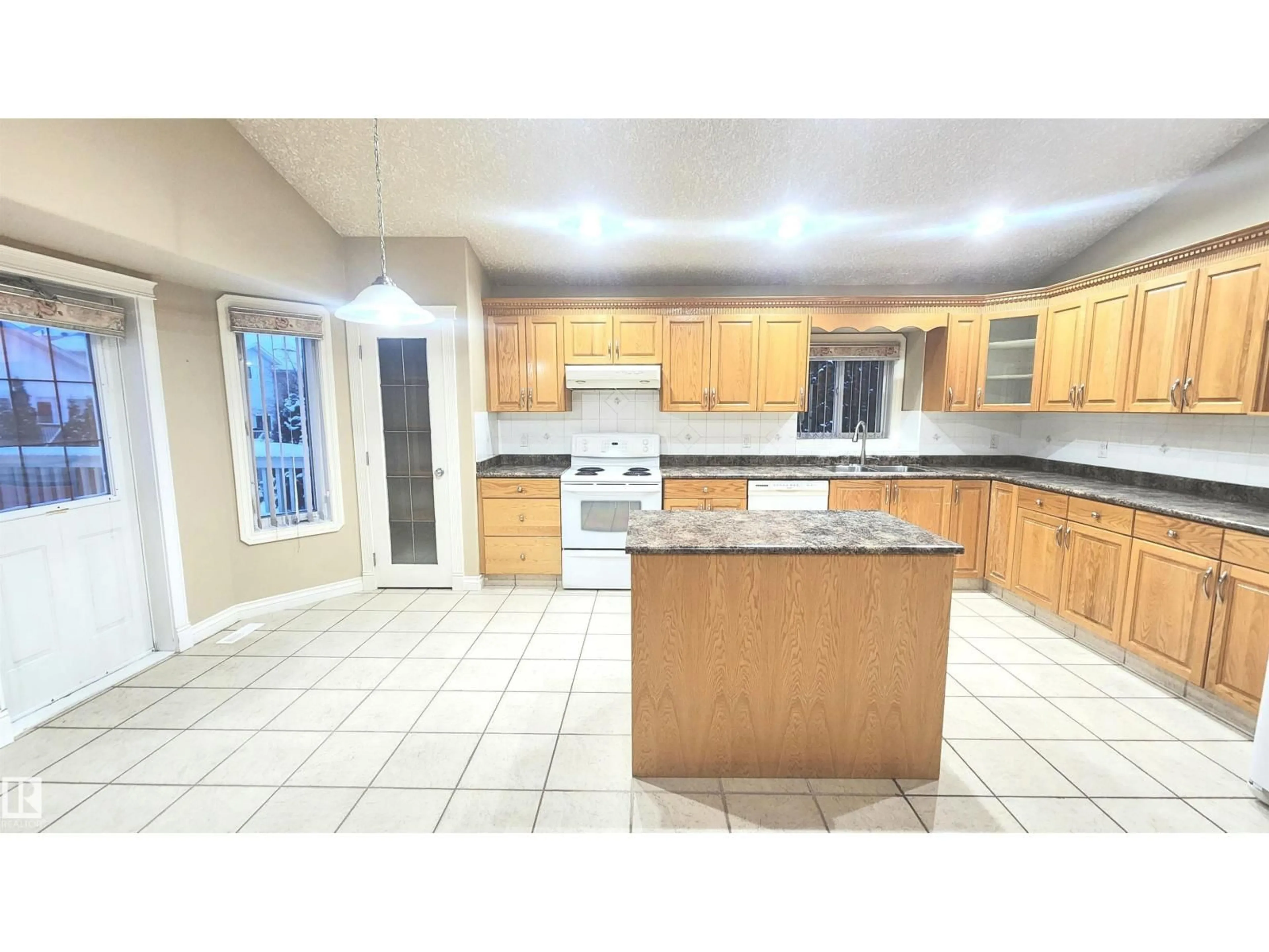 Open concept kitchen, ceramic/tile floor for NW - 16432 88 ST, Edmonton Alberta T5Z3W9