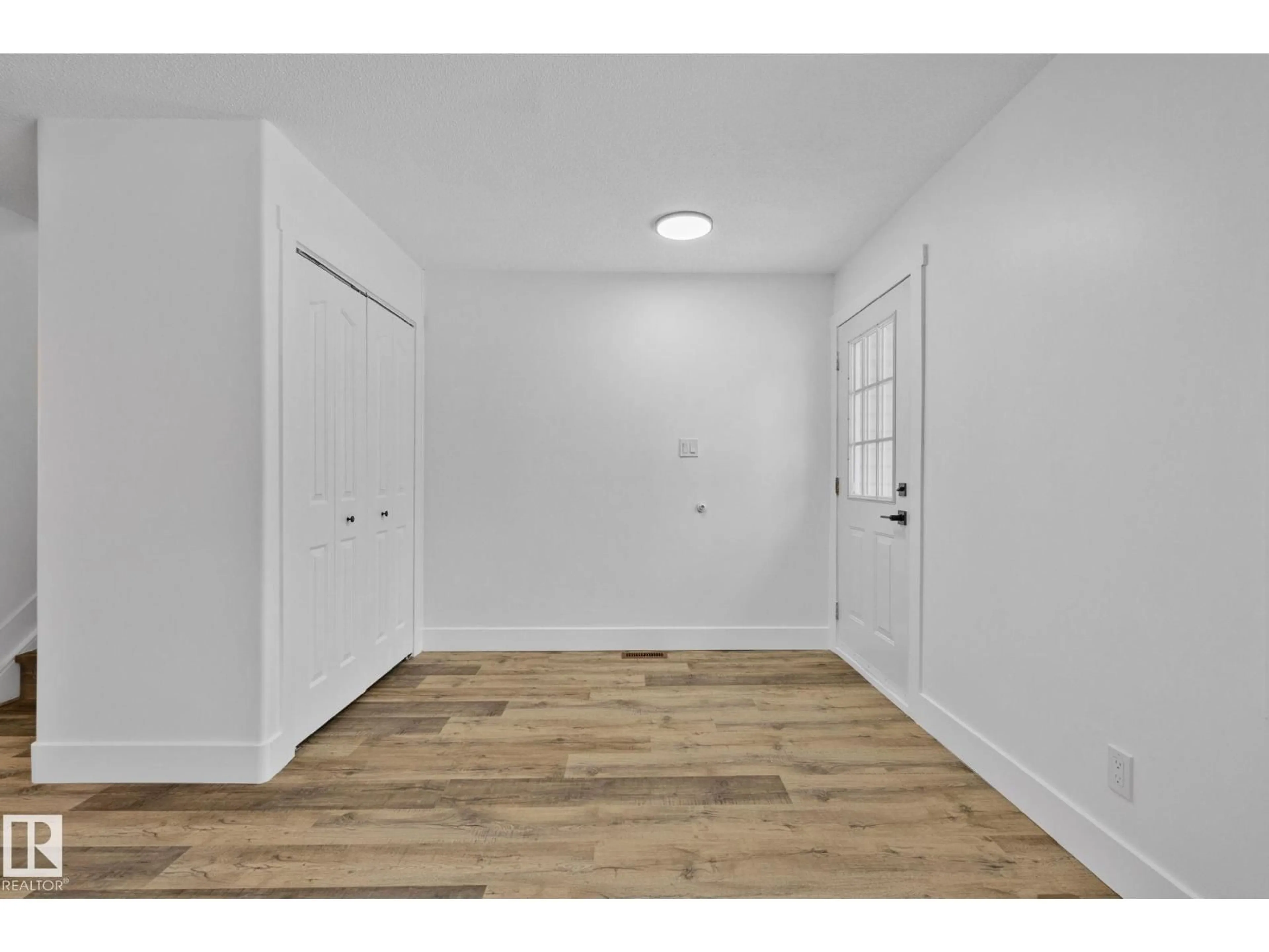 Indoor entryway for 16 LAROSE DR, St. Albert Alberta T8N1S6