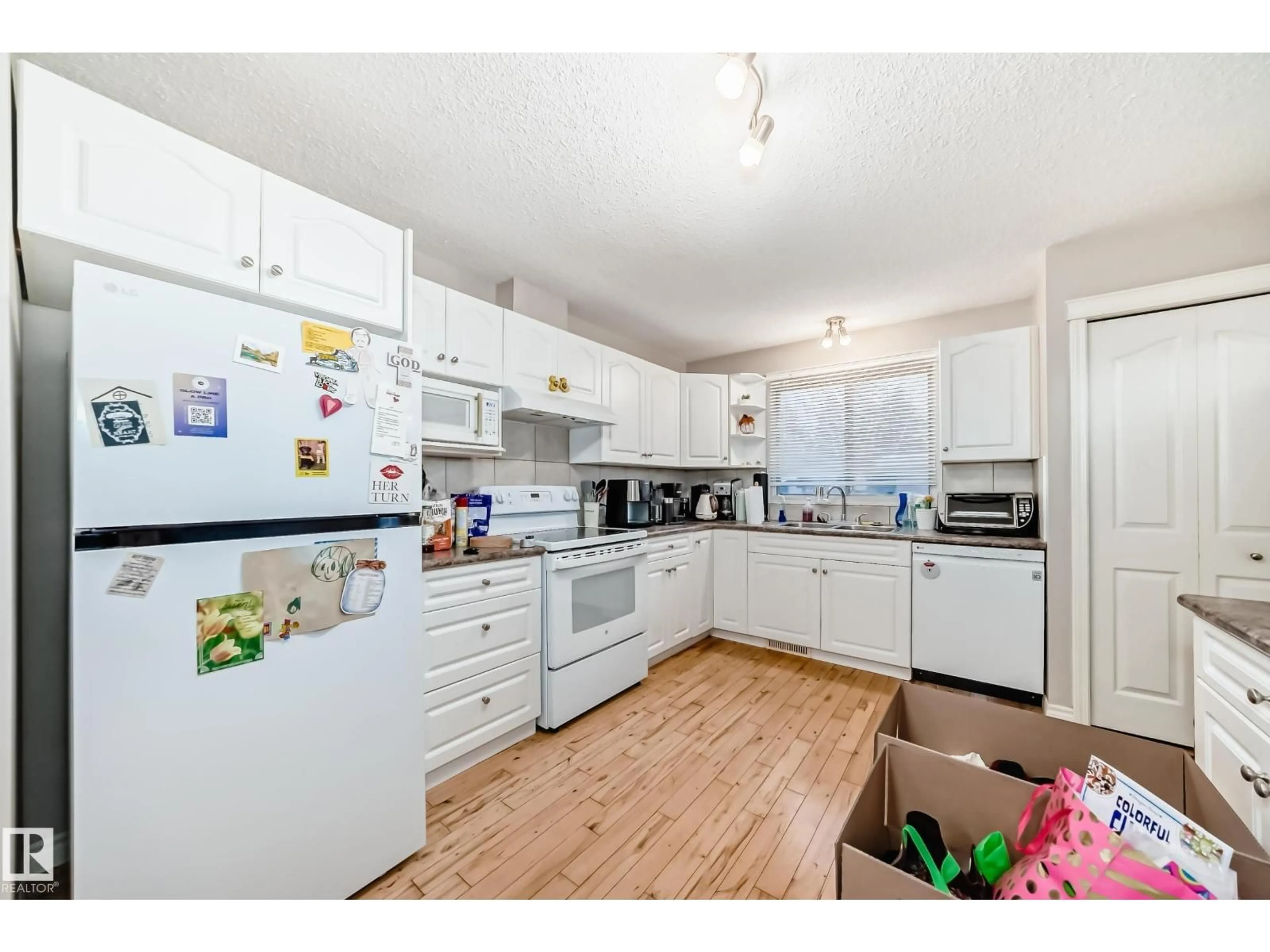 Standard kitchen, unknown for 9216 68 ST, Edmonton Alberta T6B1S6