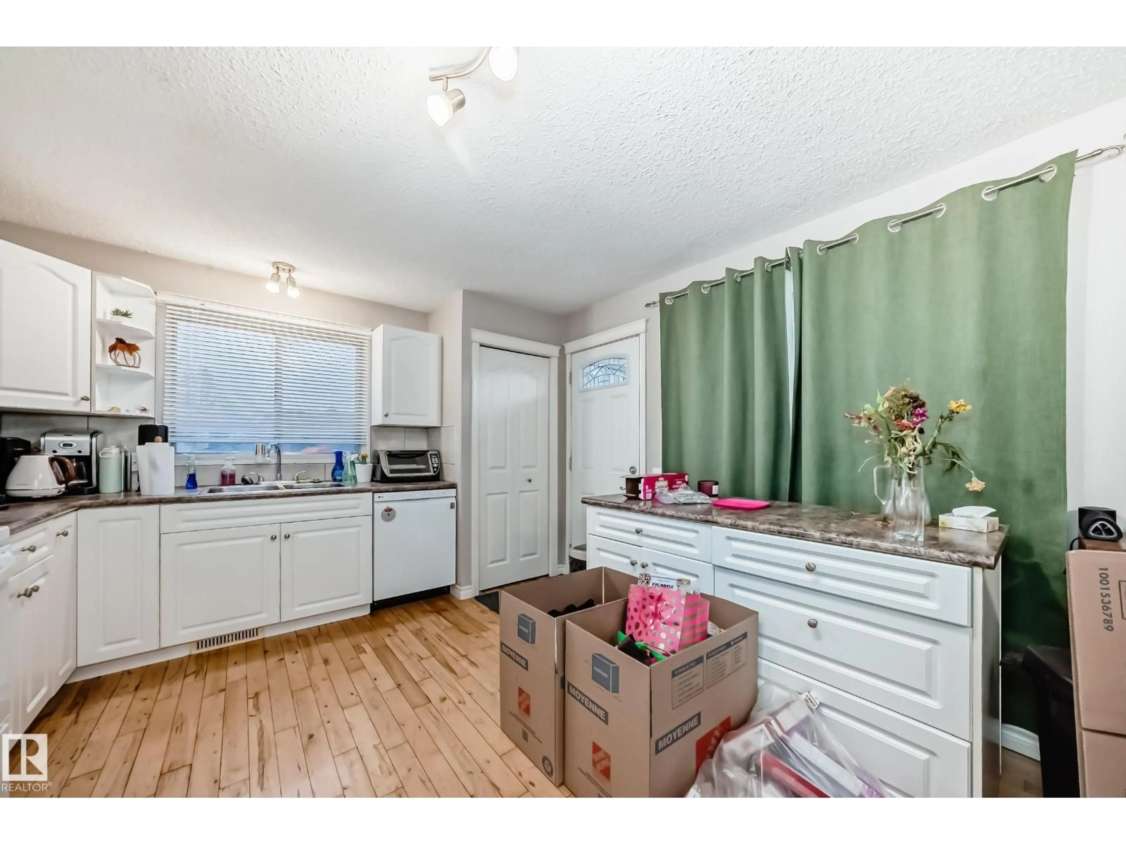 Standard kitchen, wood/laminate floor for 9216 68 ST, Edmonton Alberta T6B1S6