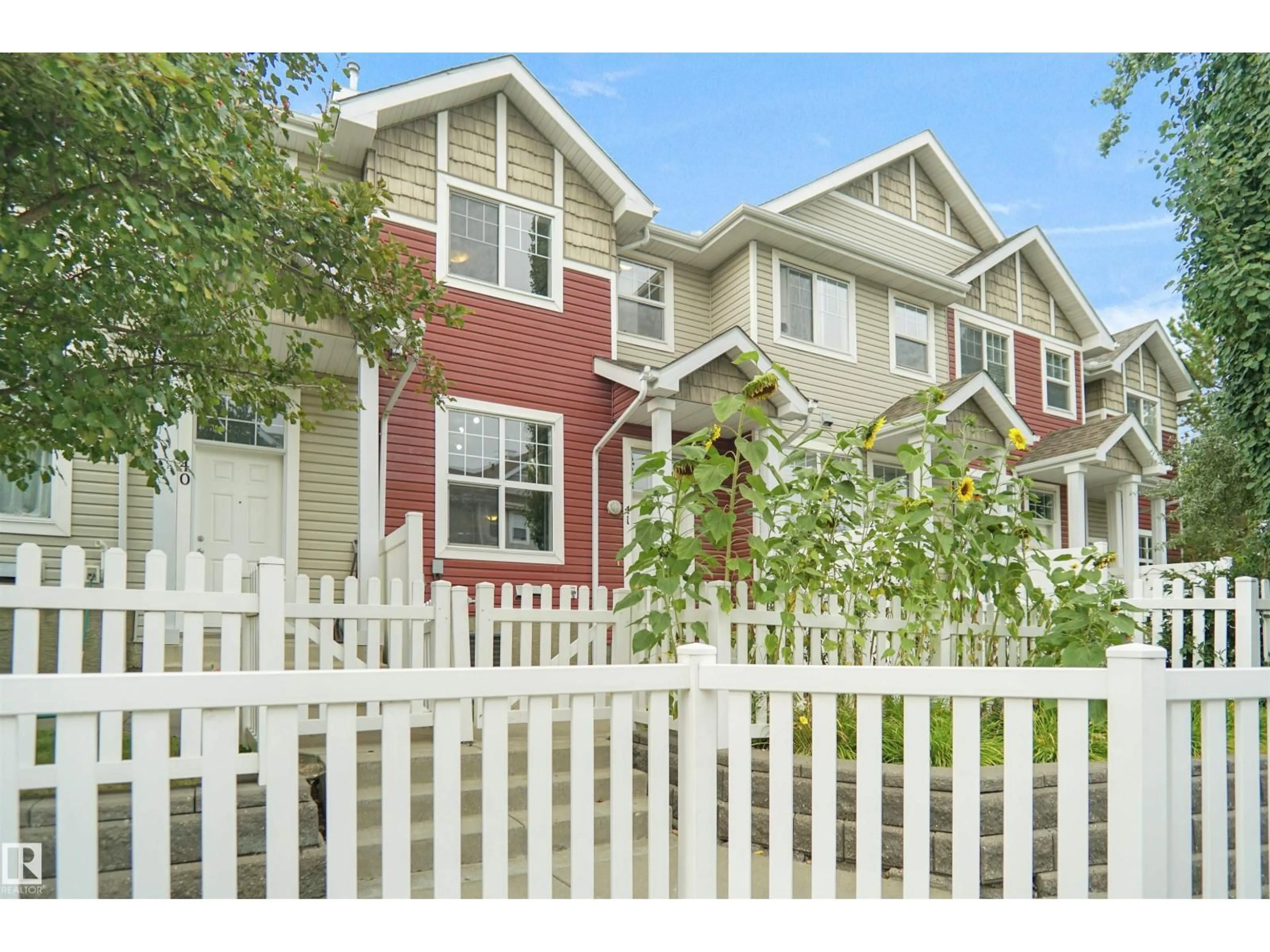 Home with vinyl exterior material, street for #41 - 5604 199 ST, Edmonton Alberta T6M2Z9