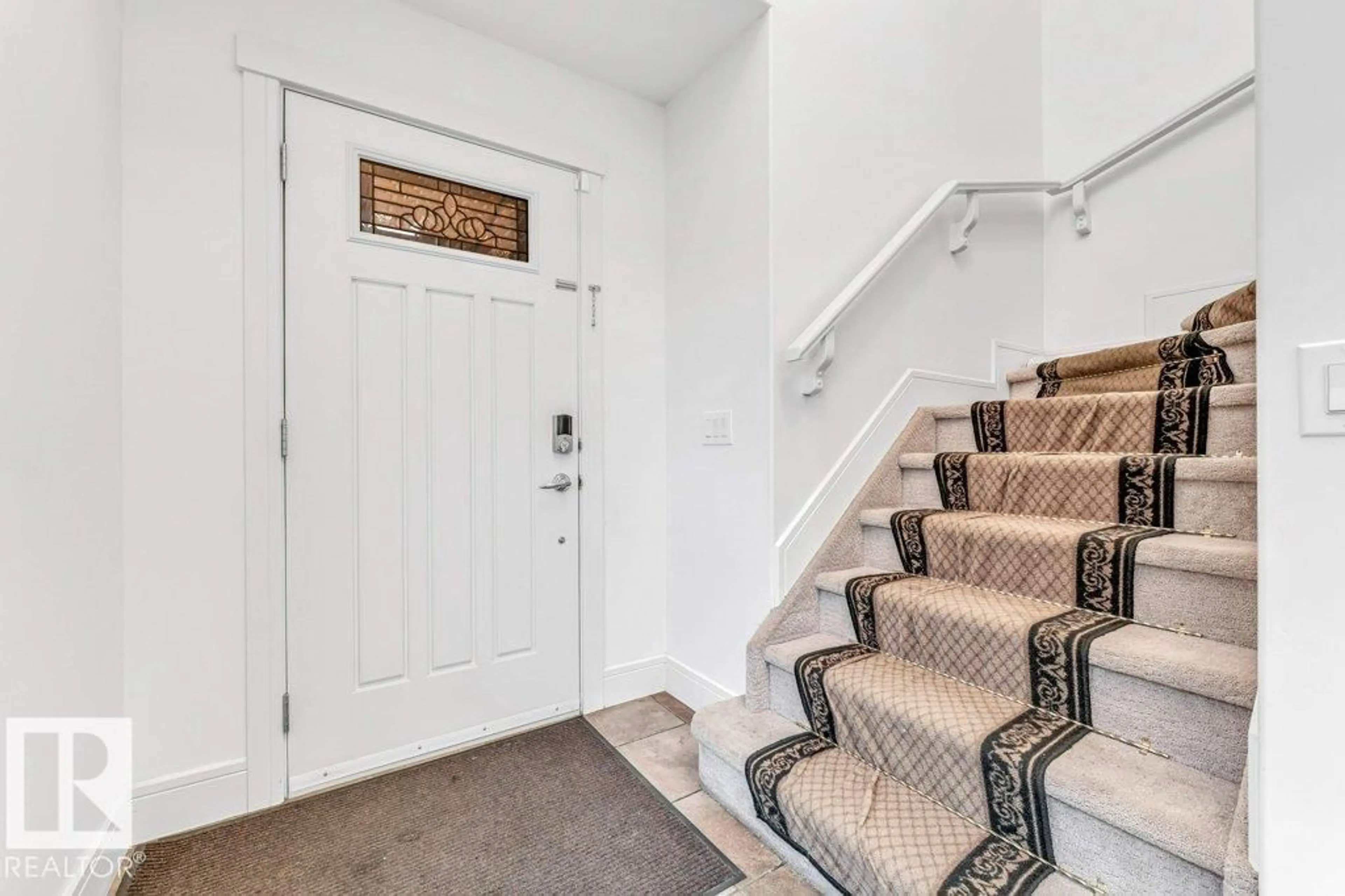 Indoor entryway for 608 41 AV, Edmonton Alberta T6T0T6