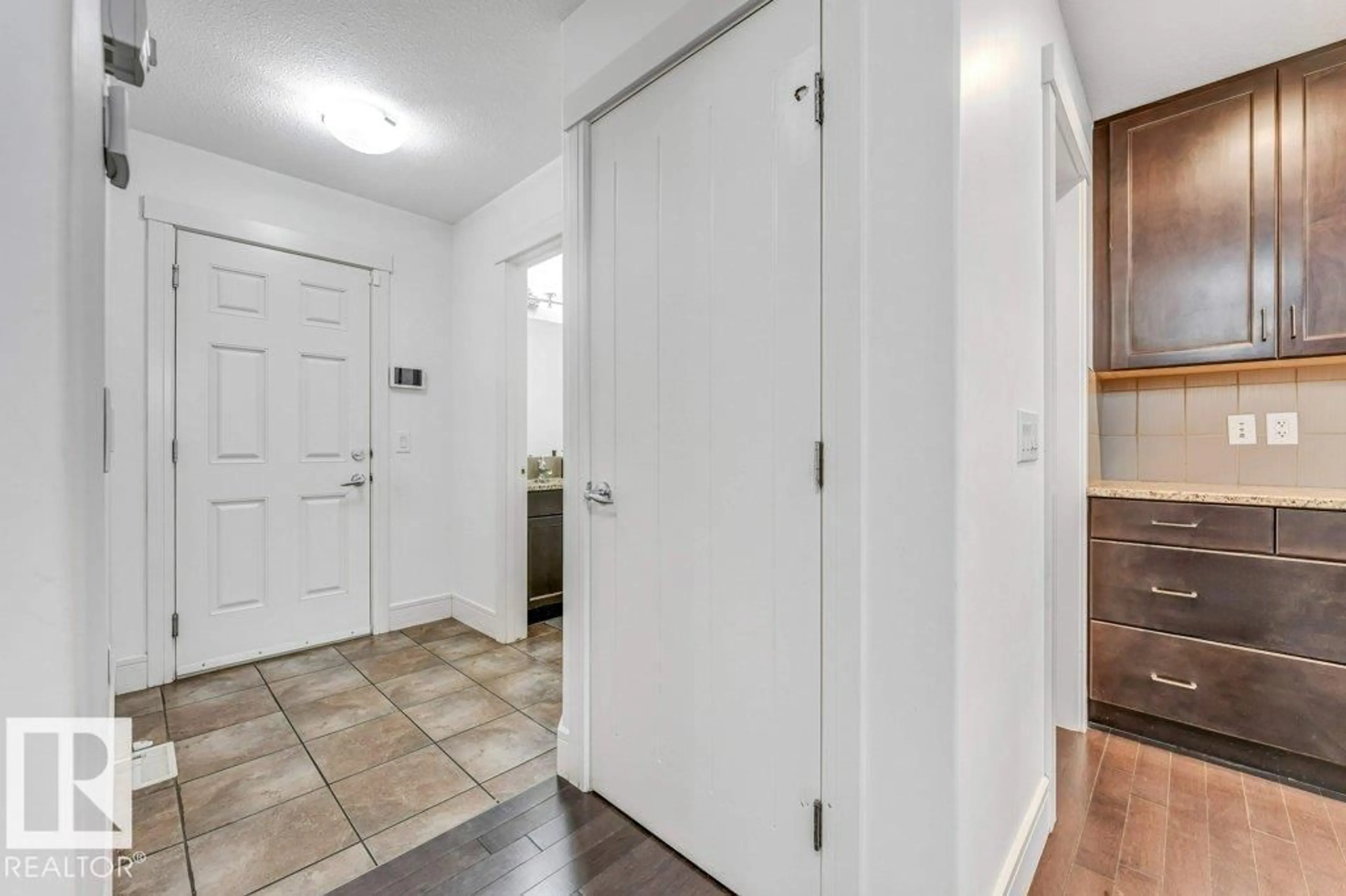 Indoor entryway for 608 41 AV, Edmonton Alberta T6T0T6