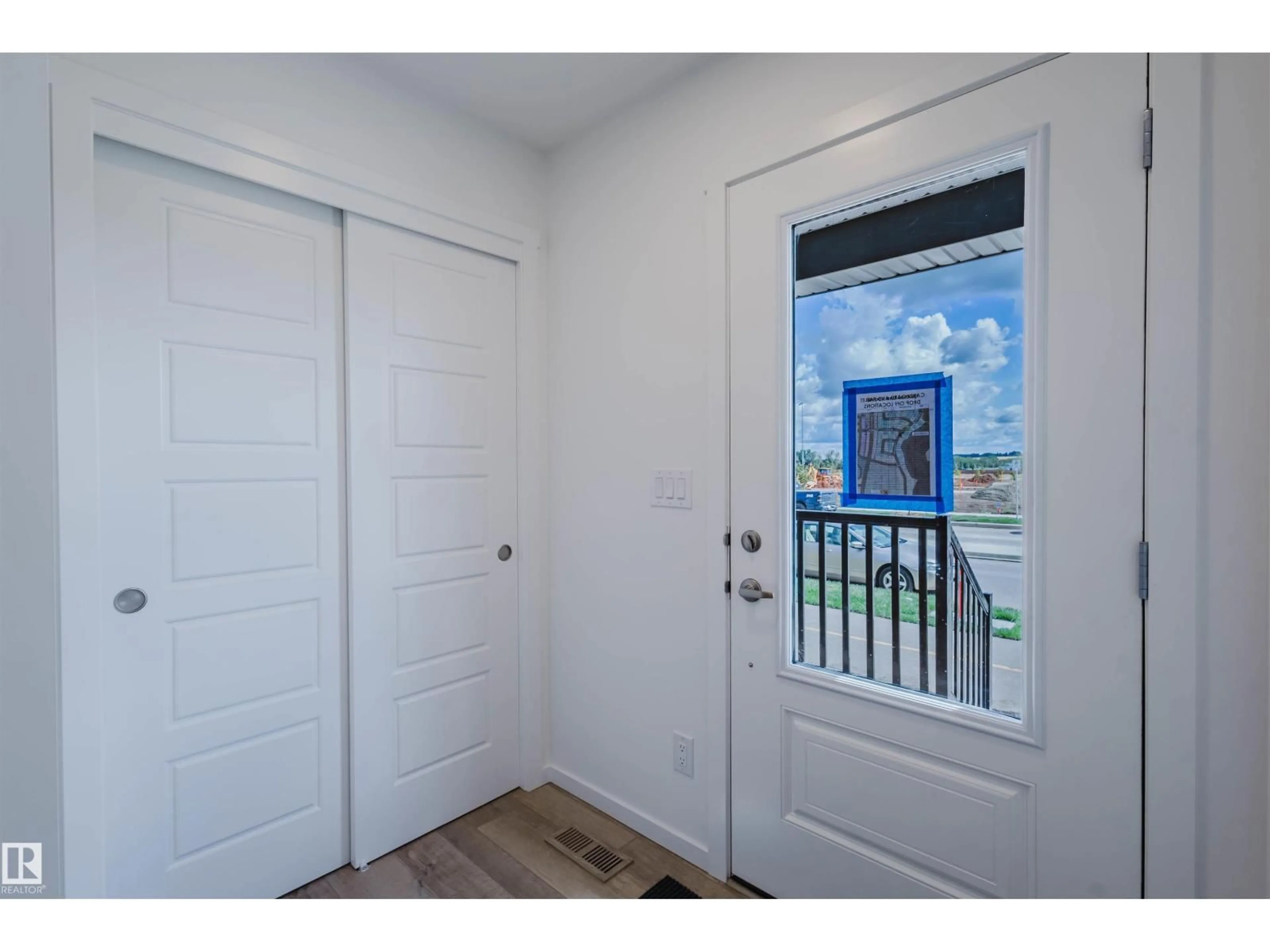 Indoor entryway for 1029 HEARTHSTONE BV, Sherwood Park Alberta T8H3B3