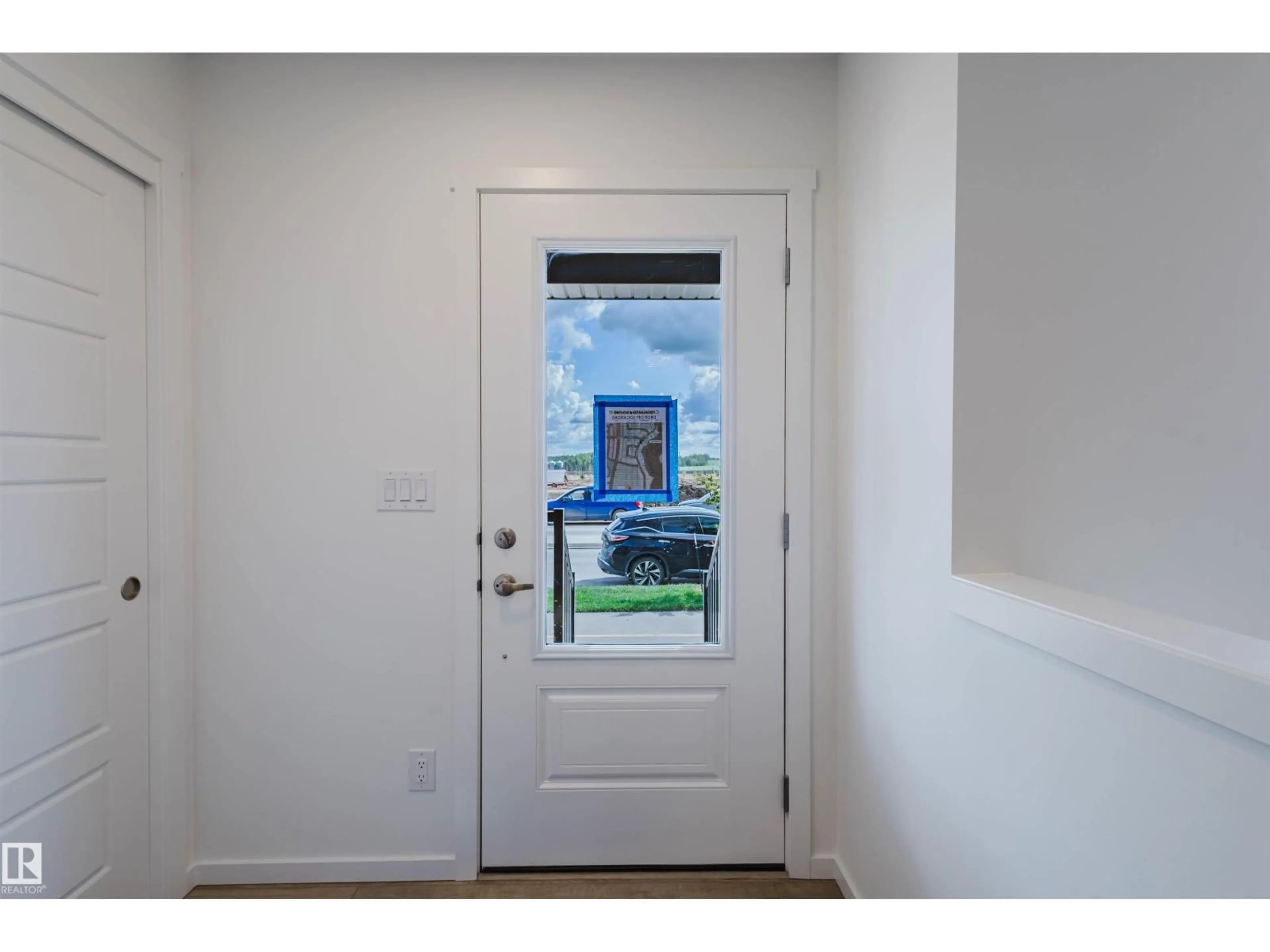 Indoor entryway for 1029 HEARTHSTONE BV, Sherwood Park Alberta T8H3B3