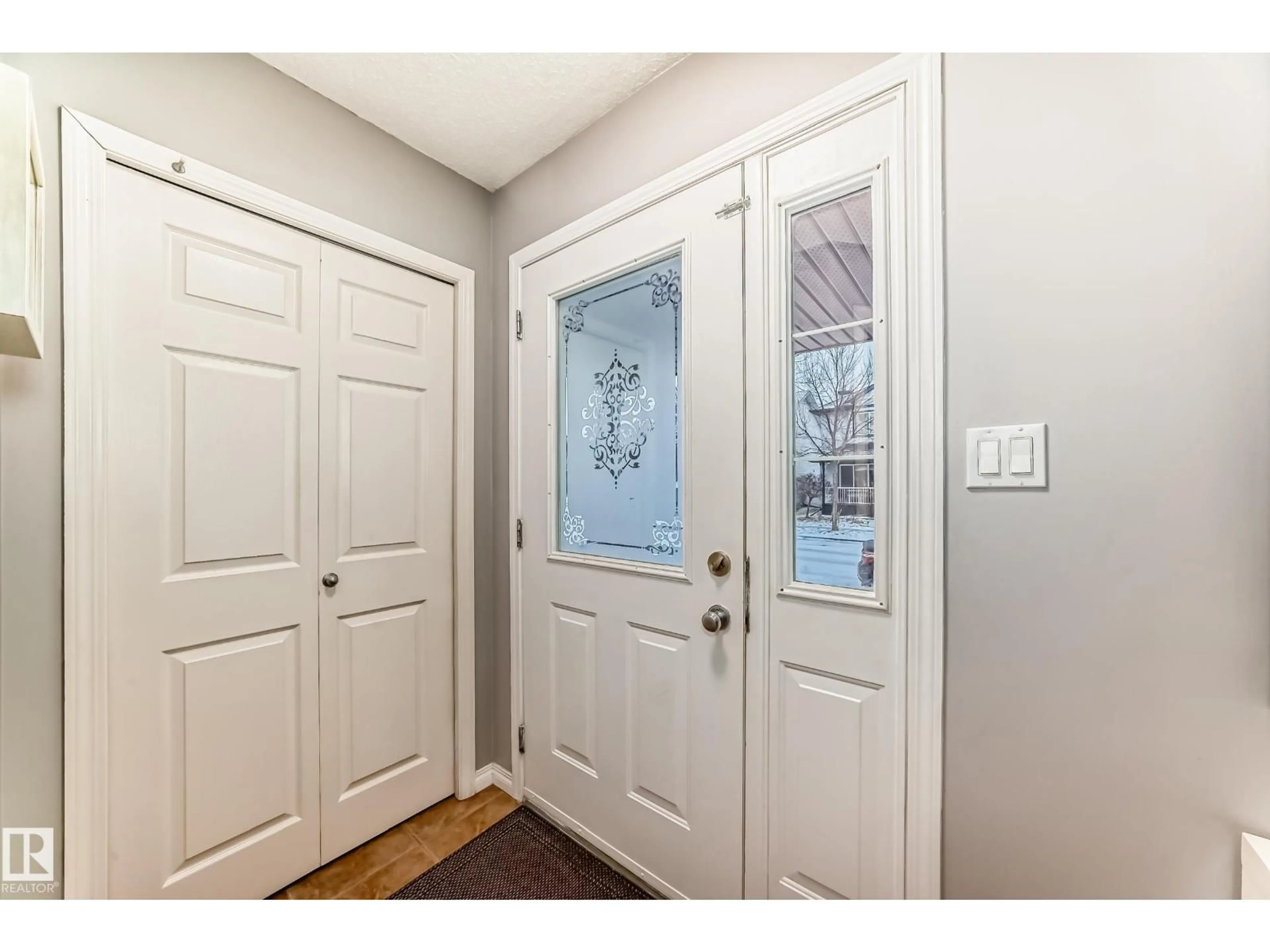 Indoor entryway for 5819 SUTTER PL, Edmonton Alberta T6R3R3