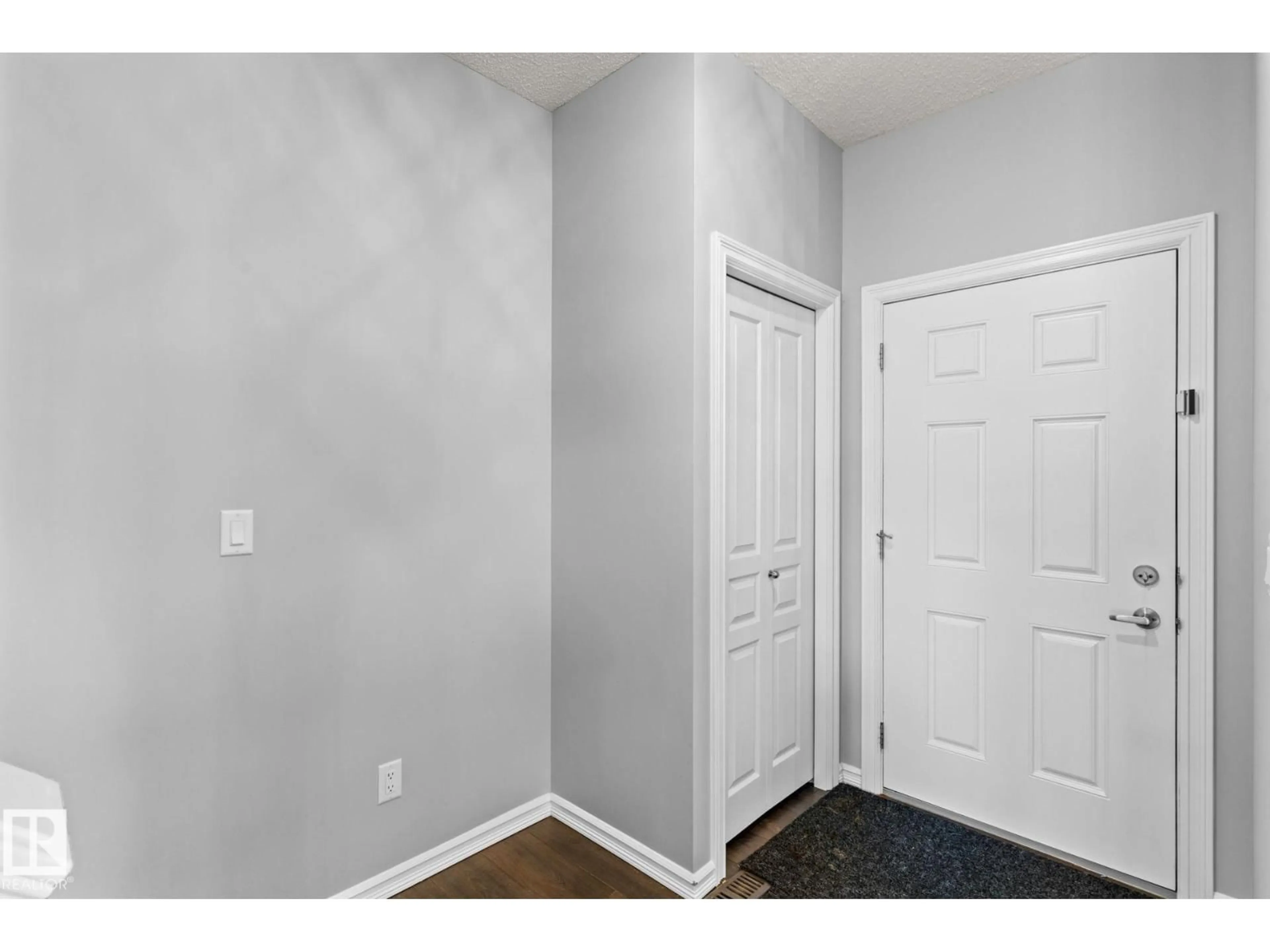 Indoor entryway for 219 42 AV, Edmonton Alberta T6T2C8