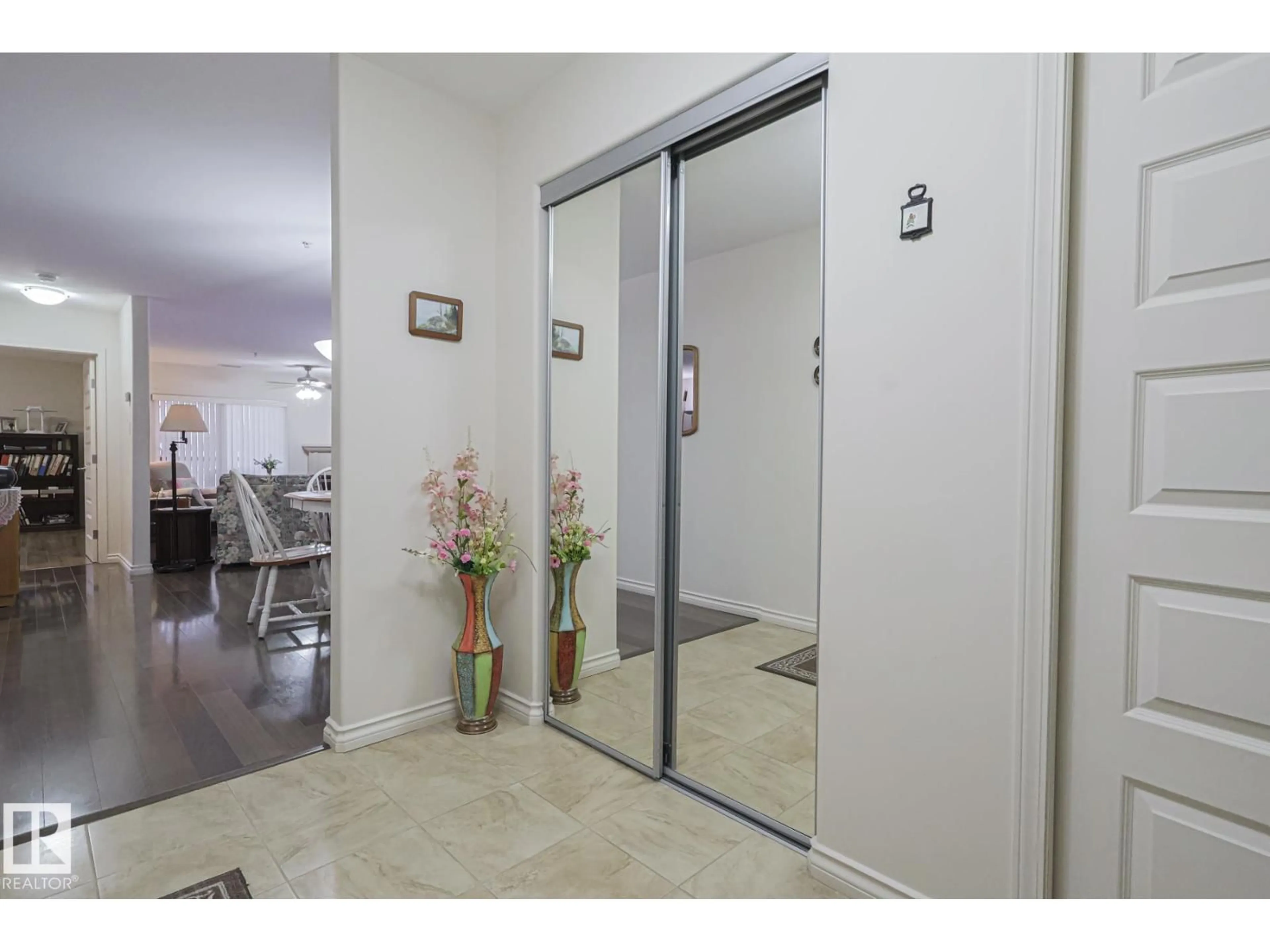 Indoor foyer for #120 - 7909 71 ST, Edmonton Alberta T6B3P5
