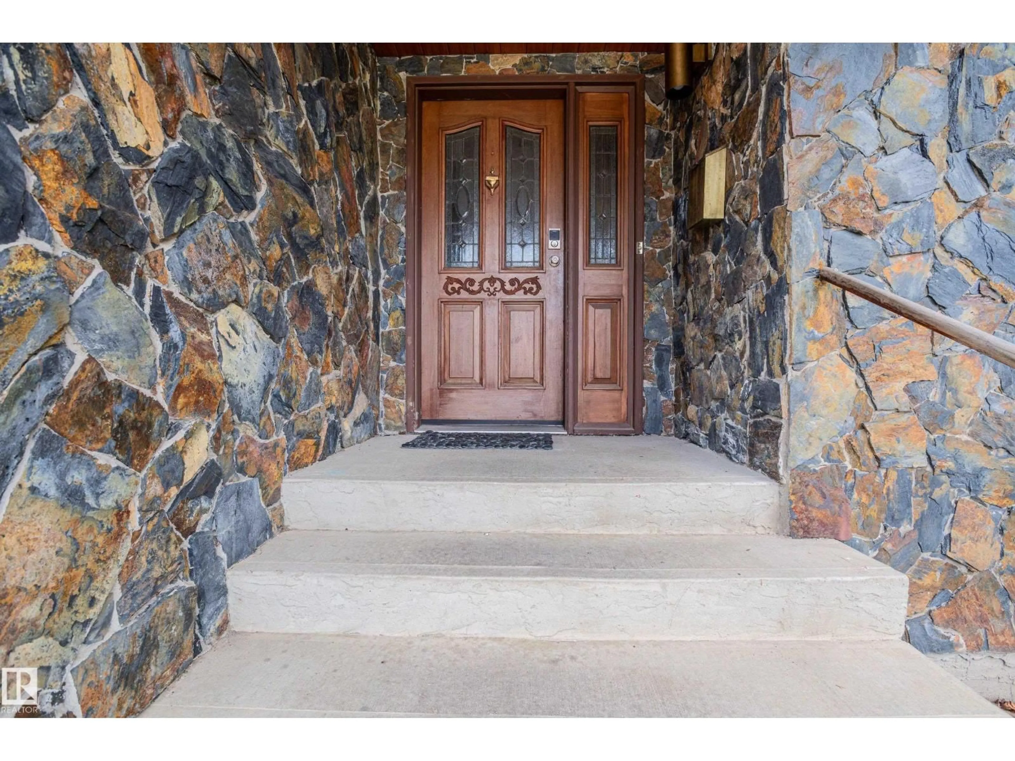 Indoor entryway for 103 WOLF WILLOW CR, Edmonton Alberta T5T1T1