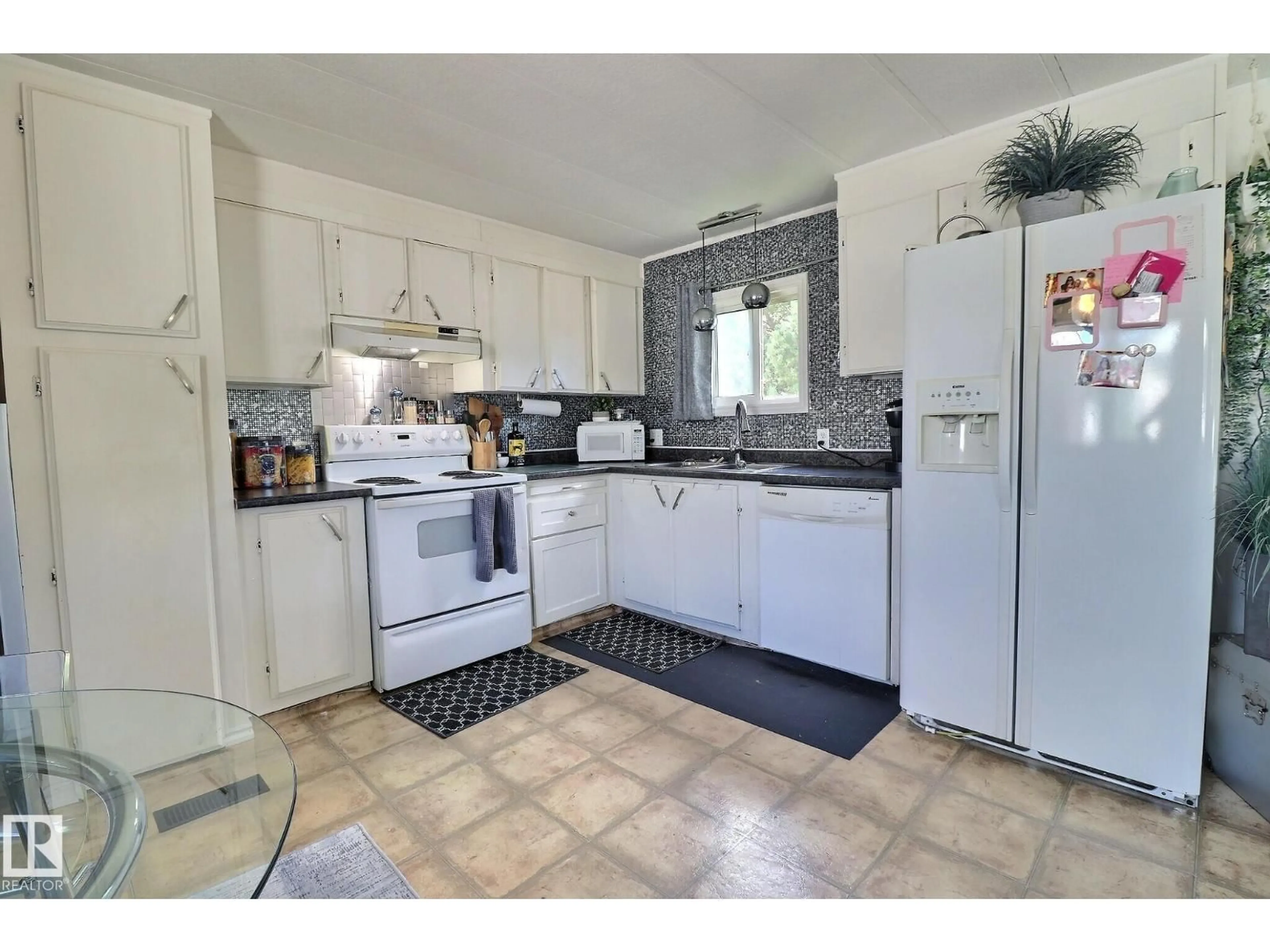 Standard kitchen, ceramic/tile floor for 289 JUNIPER CR, Edmonton Alberta T5Y6L6