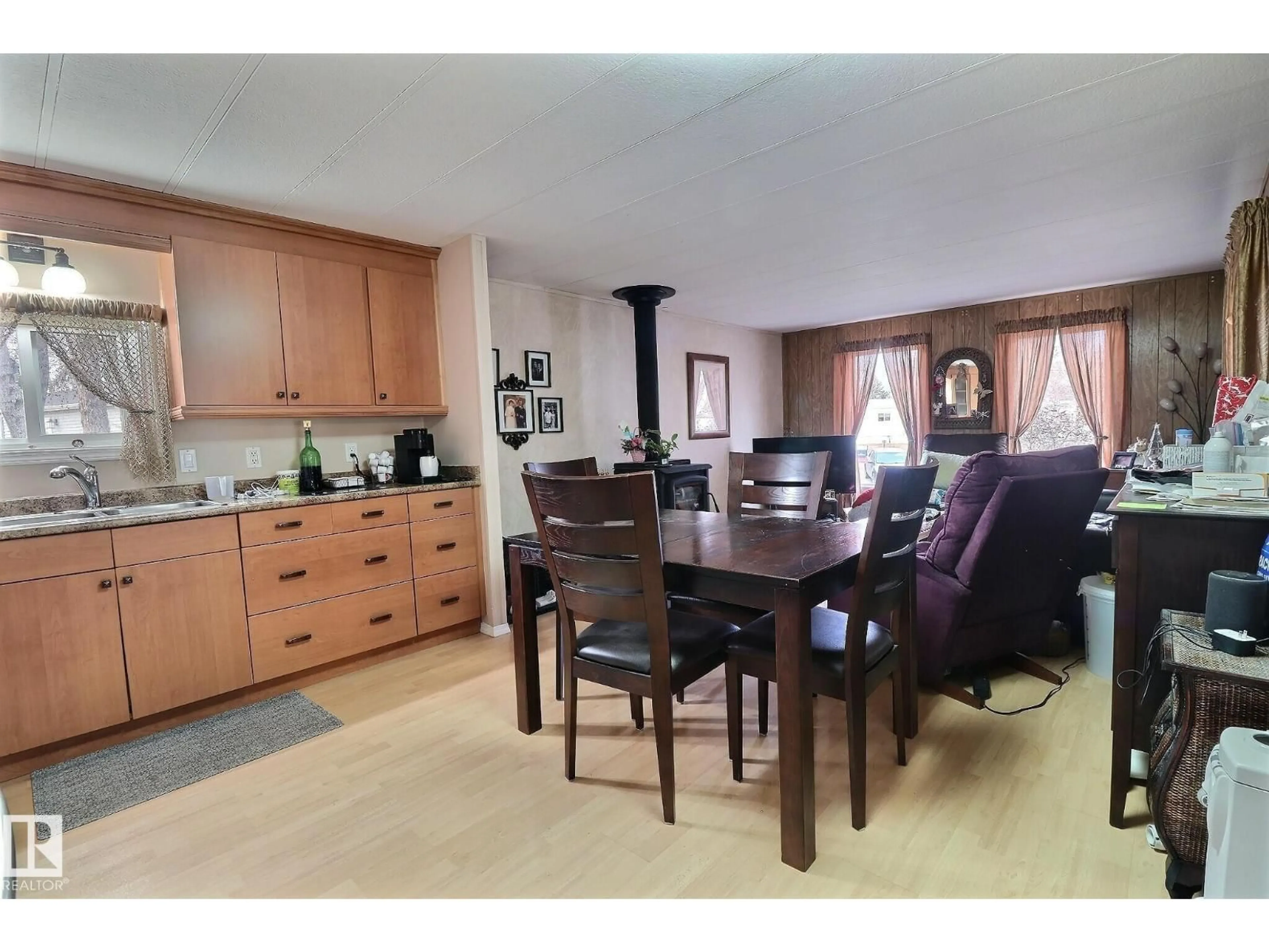 Dining room, unknown for 290 JUNIPER CR, Edmonton Alberta T5Y6L6