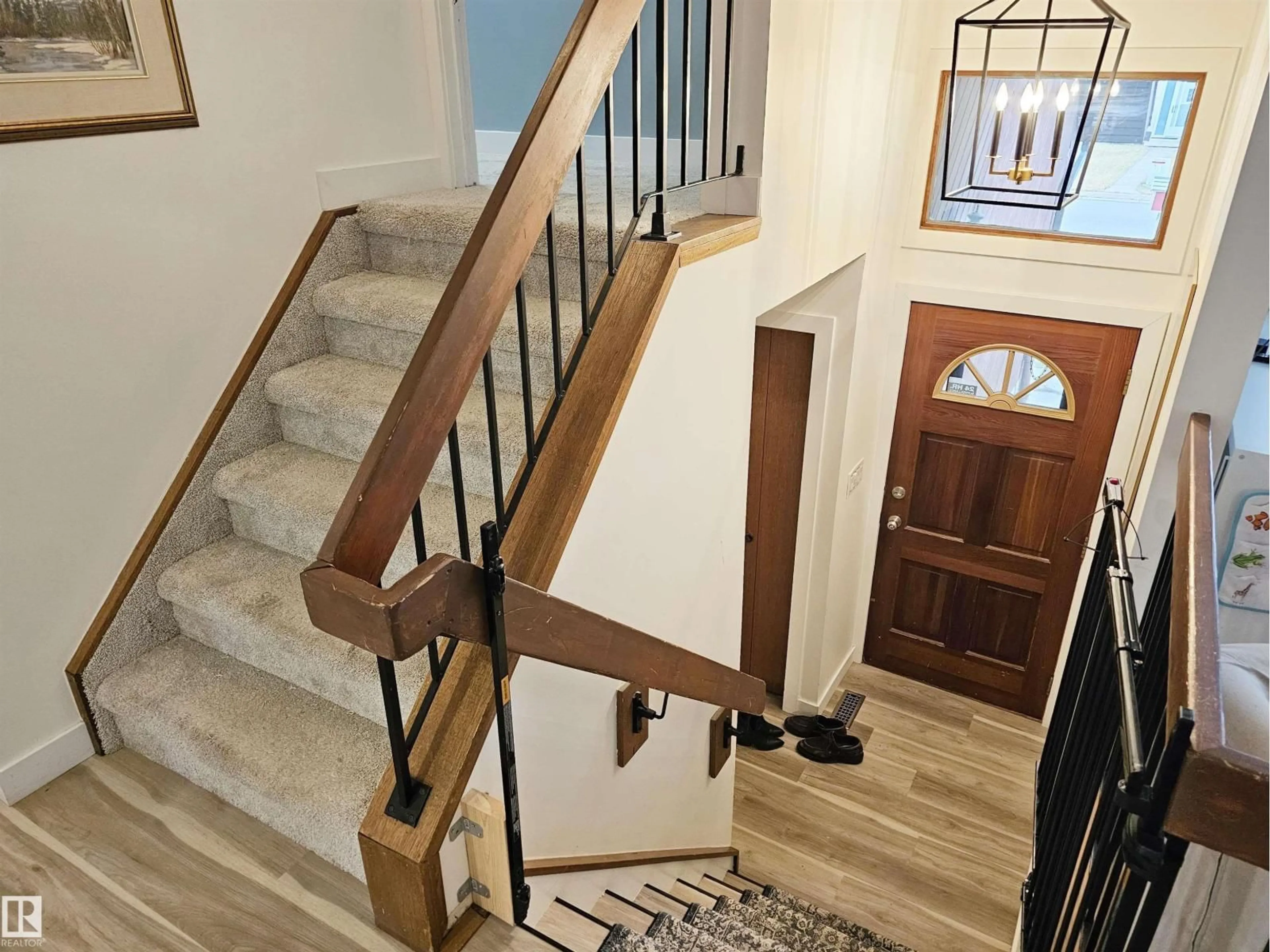 Stairs for 127 GRAND MEADOW CR, Edmonton Alberta T6L1X1