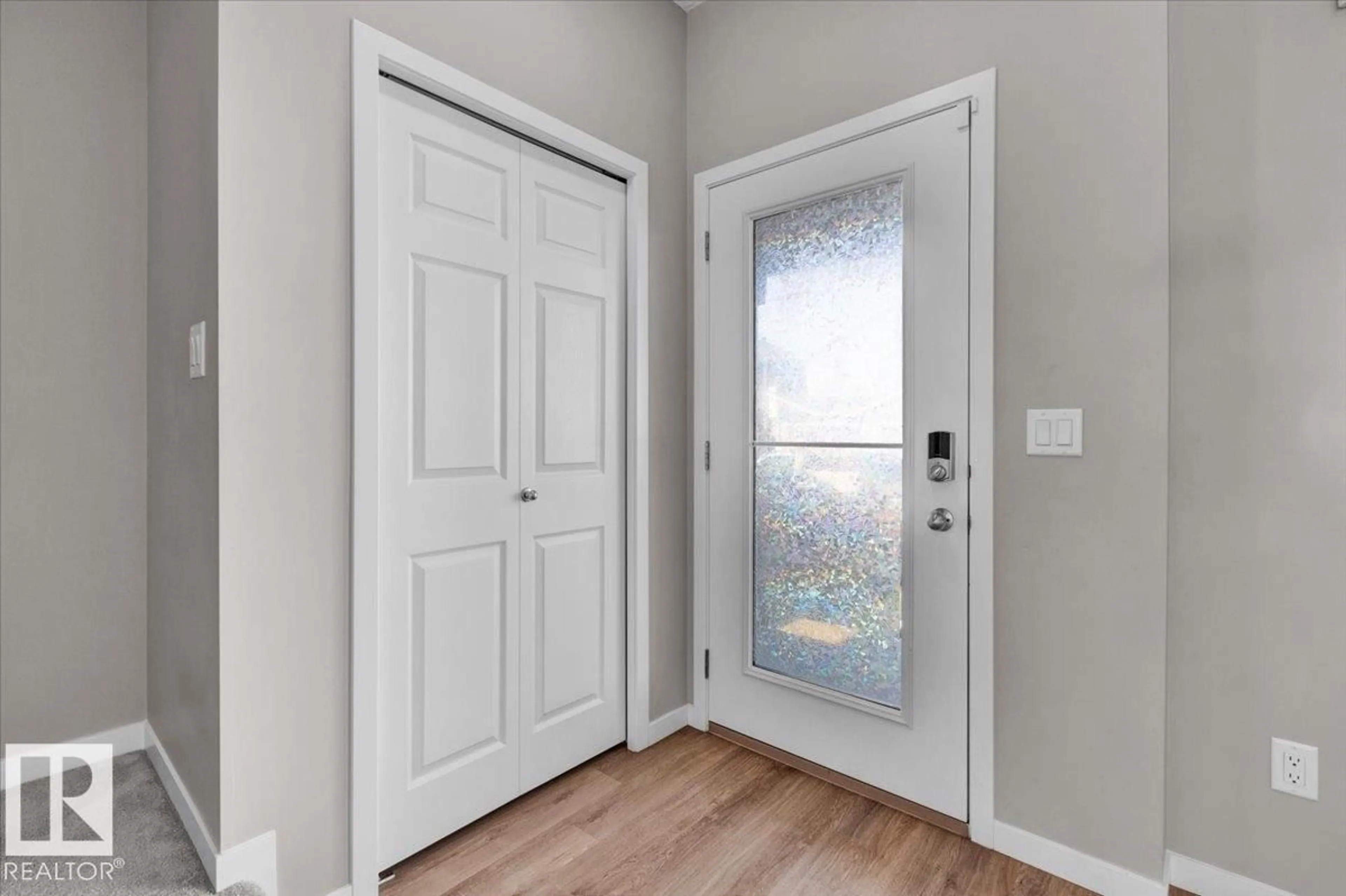 Indoor entryway for 1239 16 AV, Edmonton Alberta T6T0S9