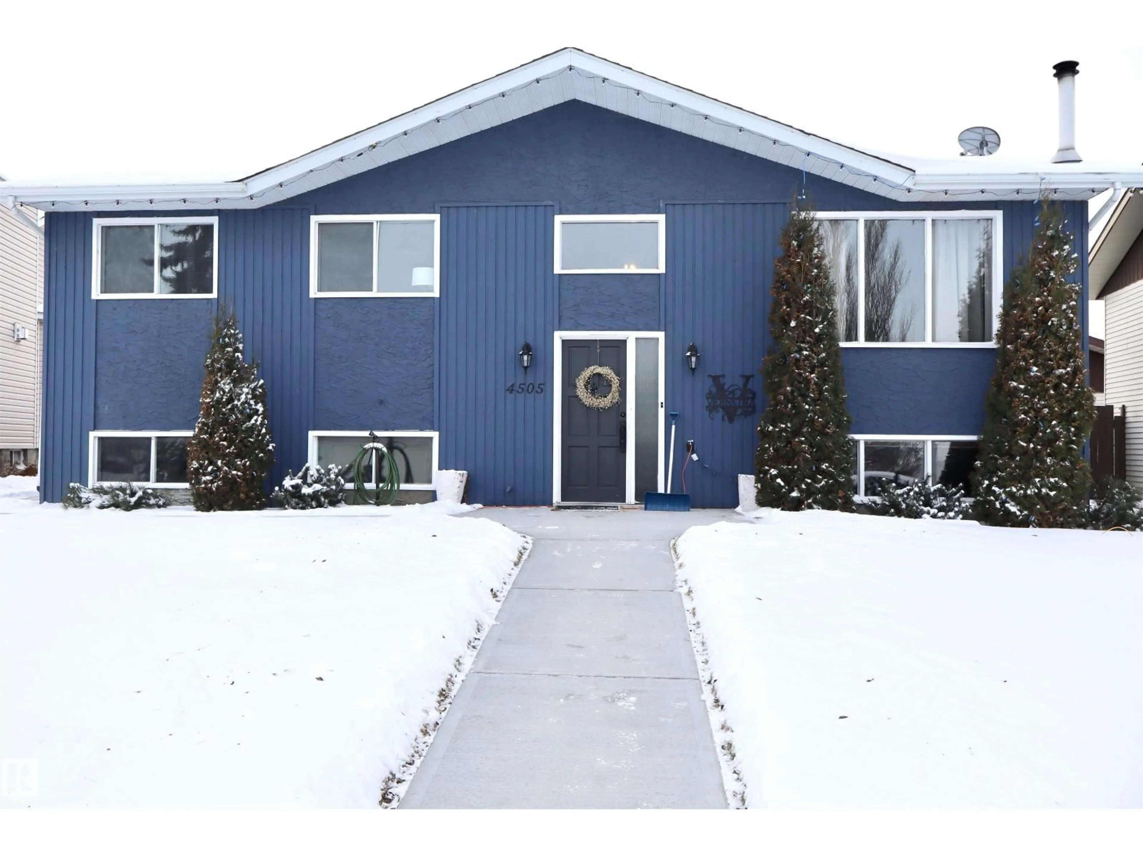 Home with vinyl exterior material, unknown for 4505 58 AV, Barrhead Alberta T7N1K5