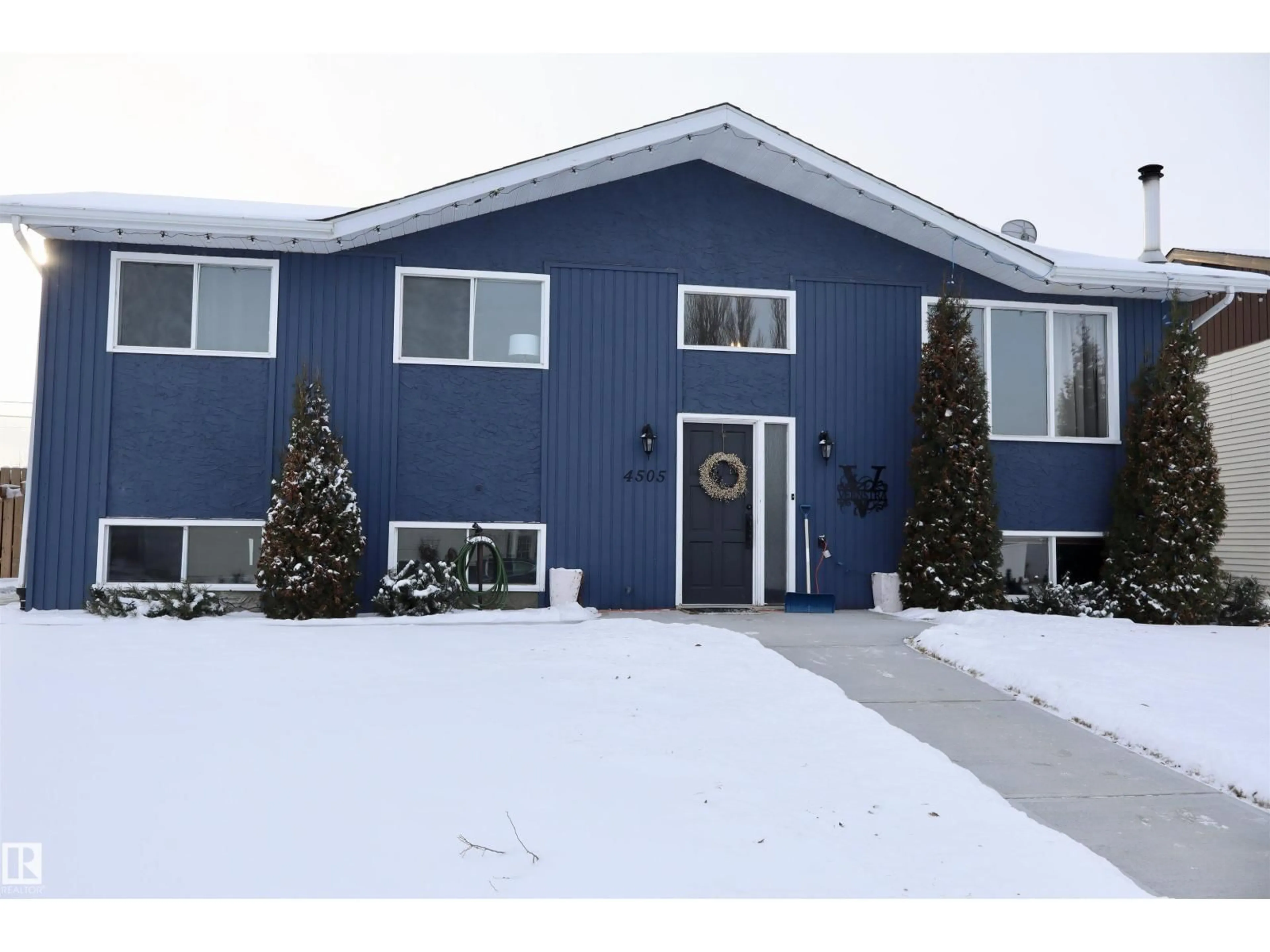 Home with vinyl exterior material, unknown for 4505 58 AV, Barrhead Alberta T7N1K5