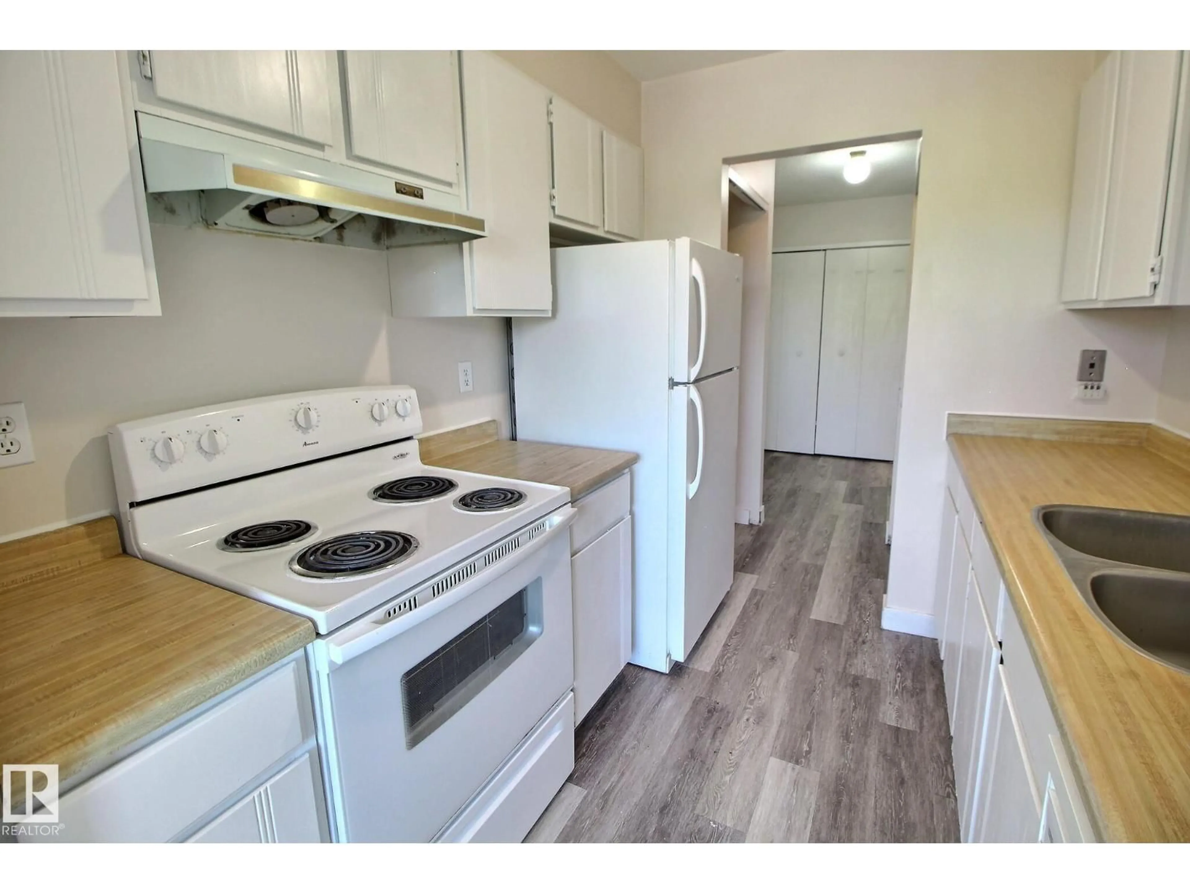 Standard kitchen, wood/laminate floor for 304 - 7203 171 ST, Edmonton Alberta T5T2R1