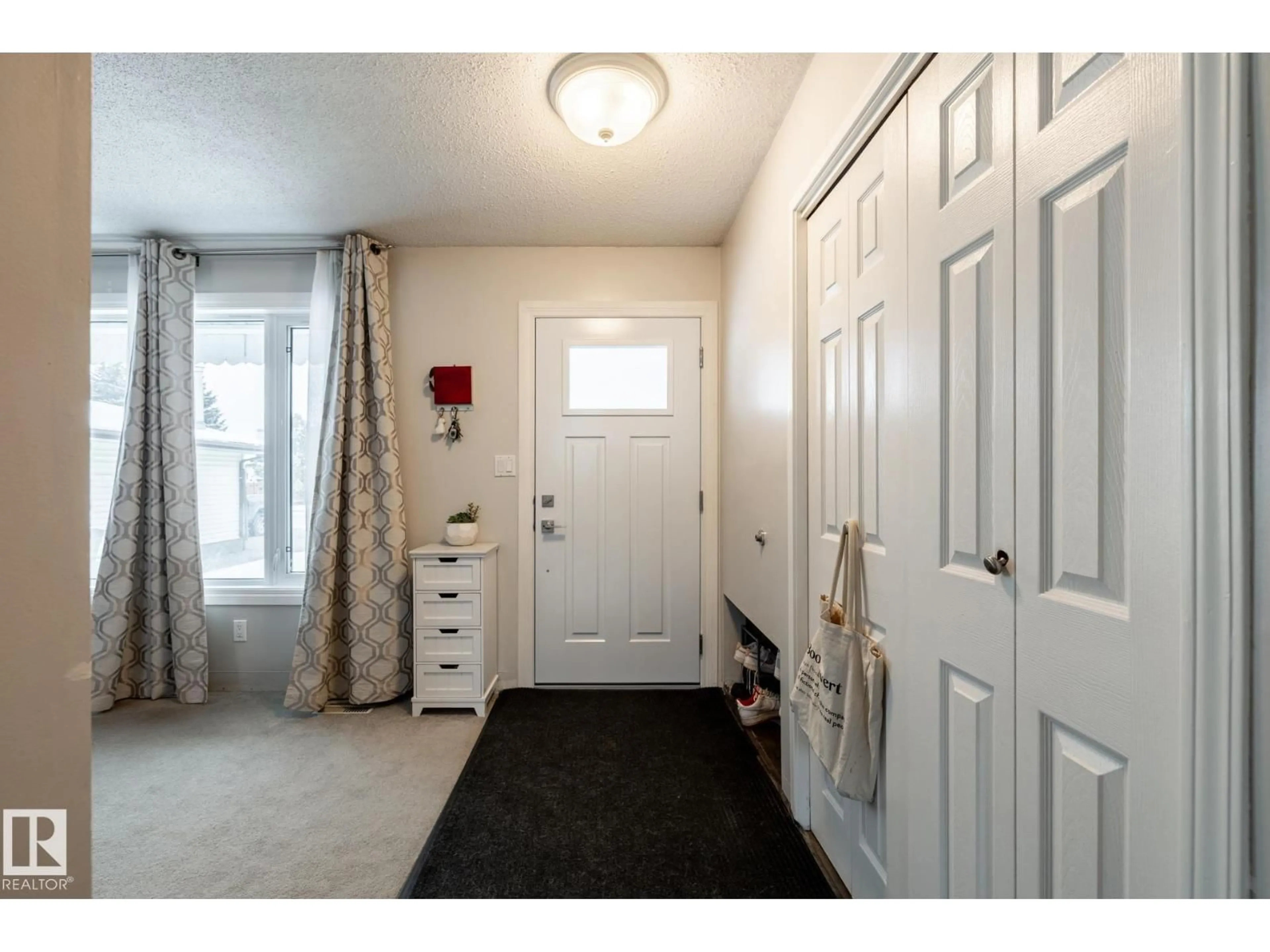 Indoor entryway for 53 WARWICK RD, Edmonton Alberta T5X4P5