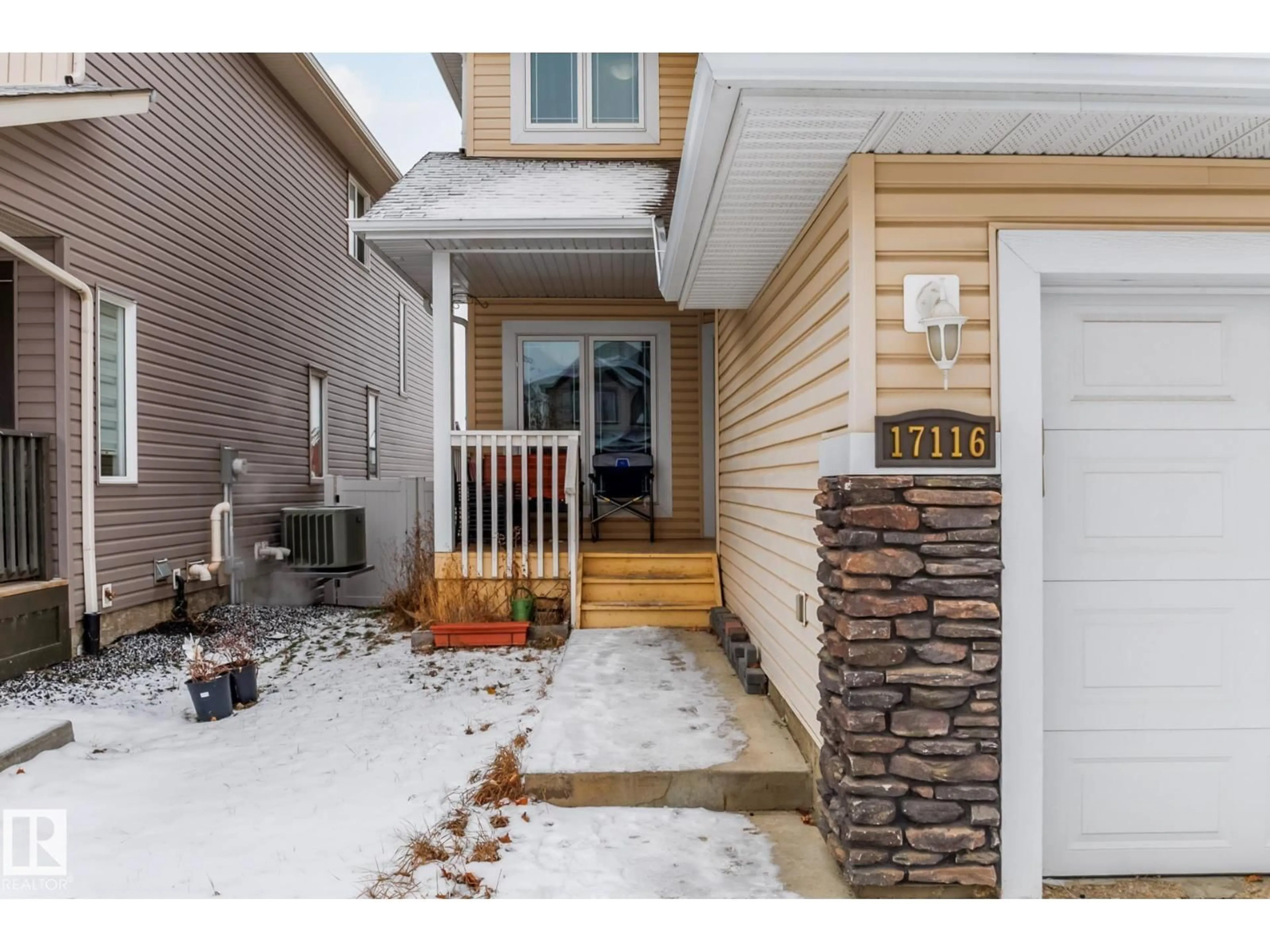 Indoor entryway for 17116 121 ST, Edmonton Alberta T5X0H4