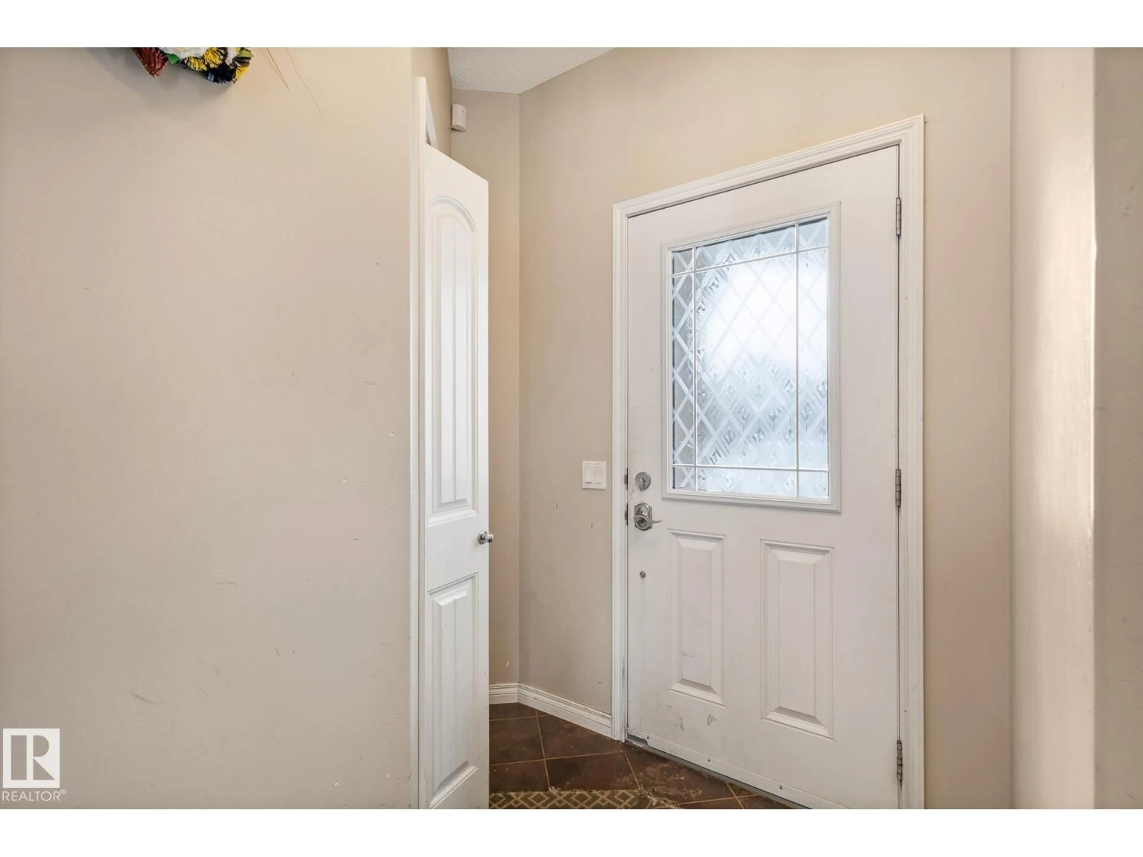 Indoor entryway for 17116 121 ST, Edmonton Alberta T5X0H4