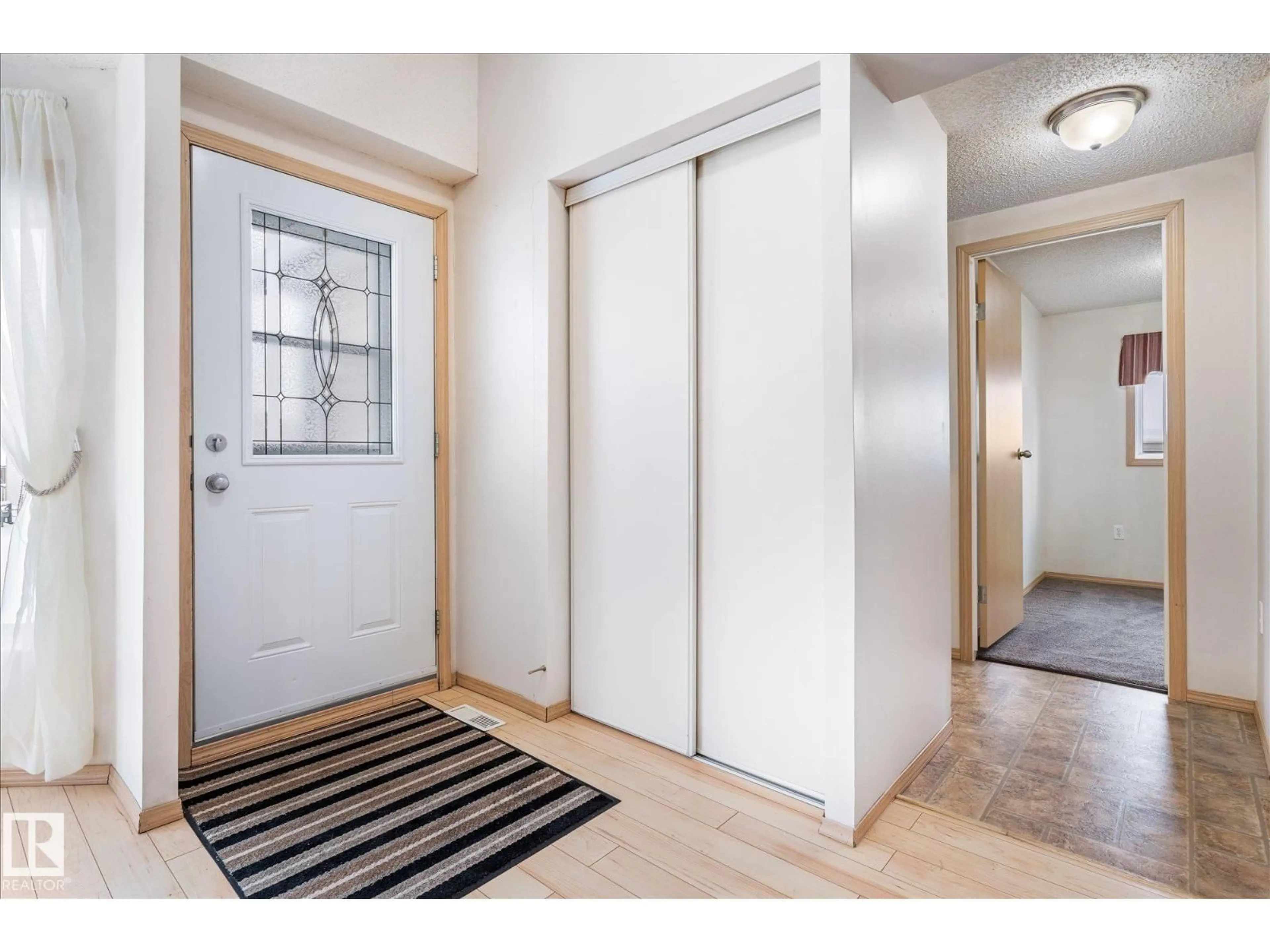 Indoor entryway for 53222 - 1201 RANGE ROAD 272, Rural Parkland County Alberta T7X4K4