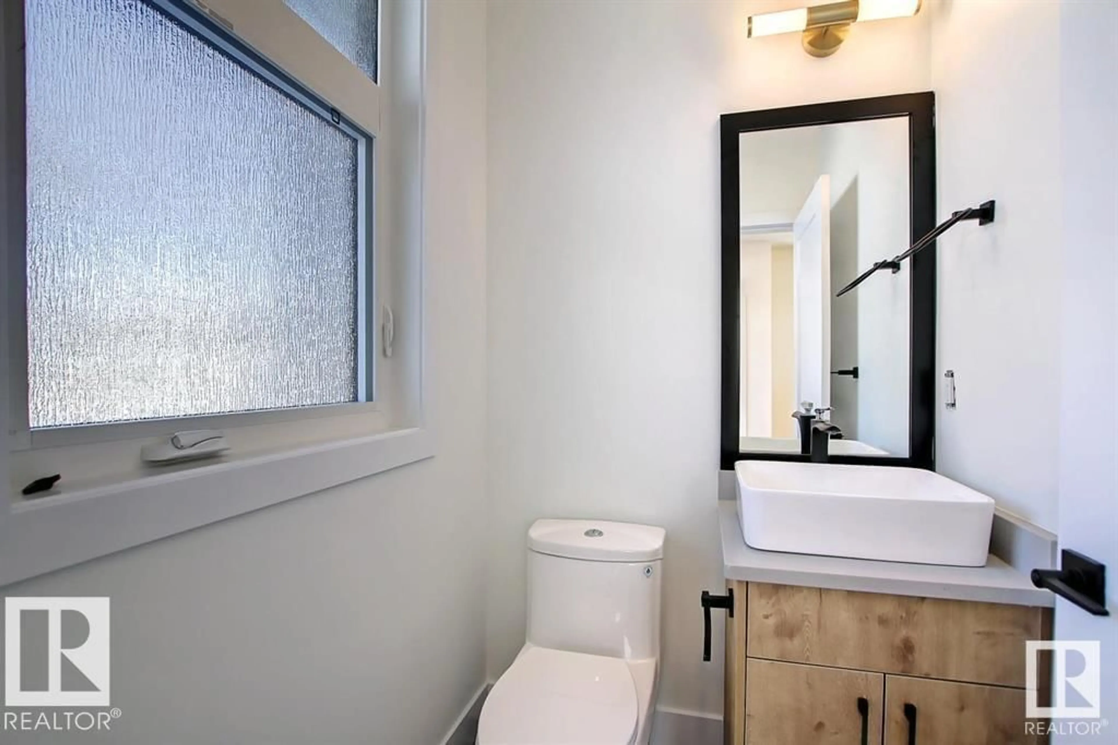 Standard bathroom, ceramic/tile floor for 13909 107A AV, Edmonton Alberta T5M2A8