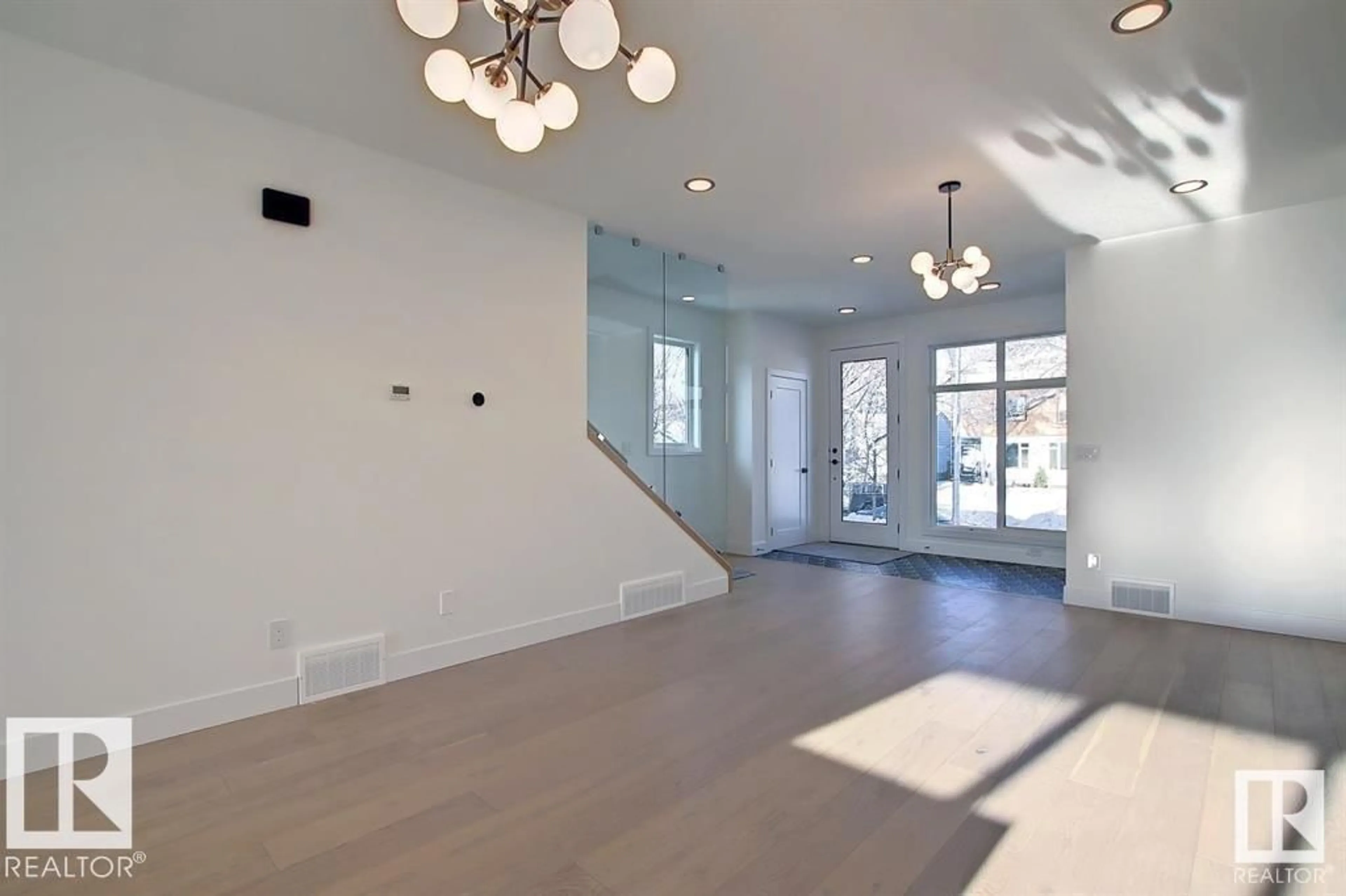 Indoor entryway for 13909 107A AV, Edmonton Alberta T5M2A8