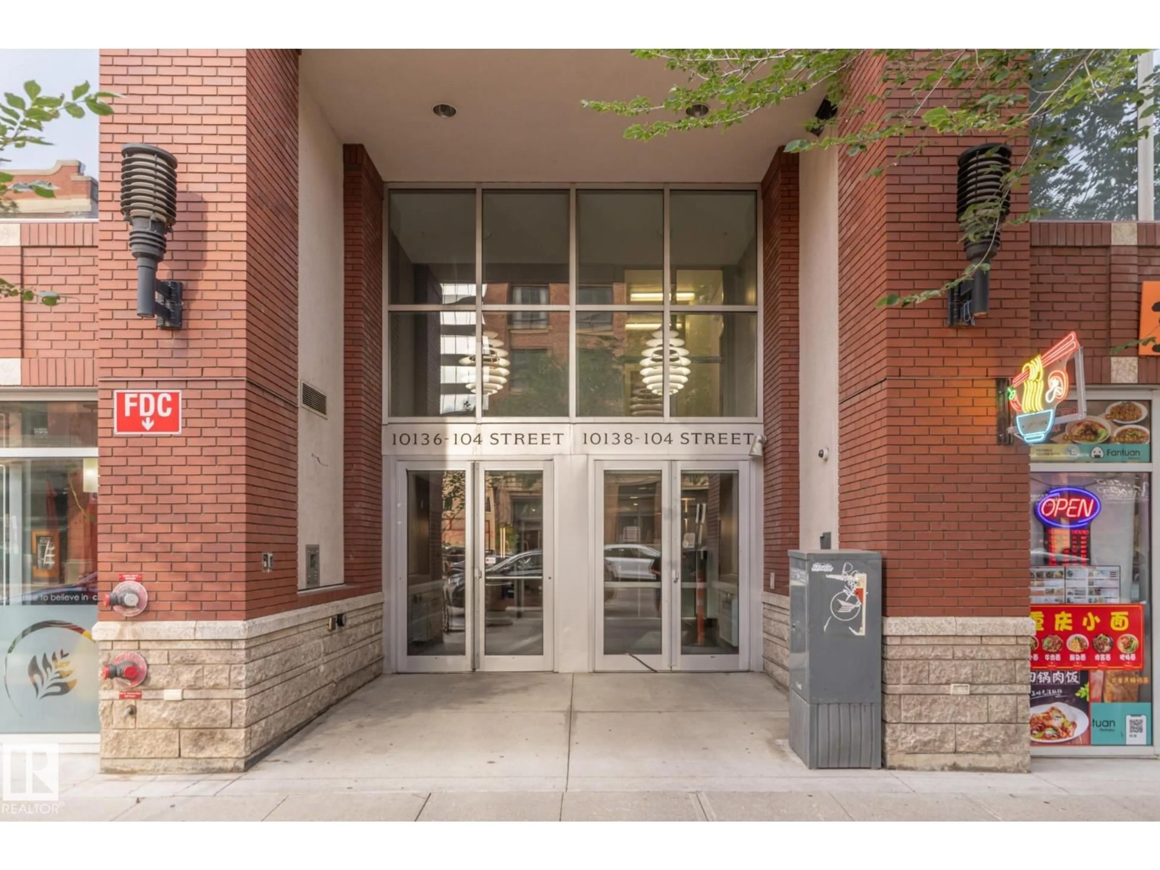 Indoor foyer for 904 - 10136 104 ST NW, Edmonton Alberta T5J0B5