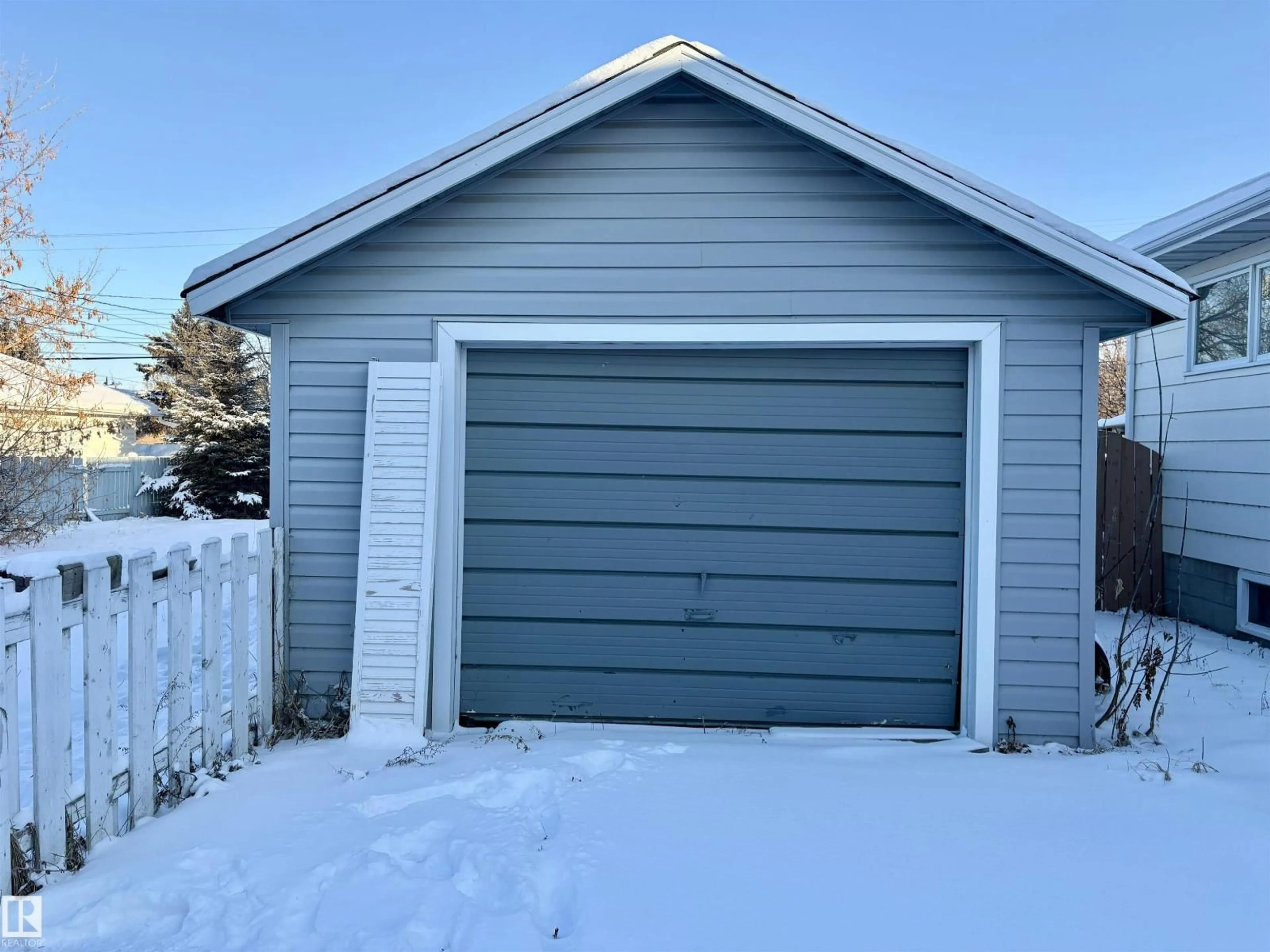 Indoor garage for 5449 46 ST, Vegreville Alberta T9C1E5