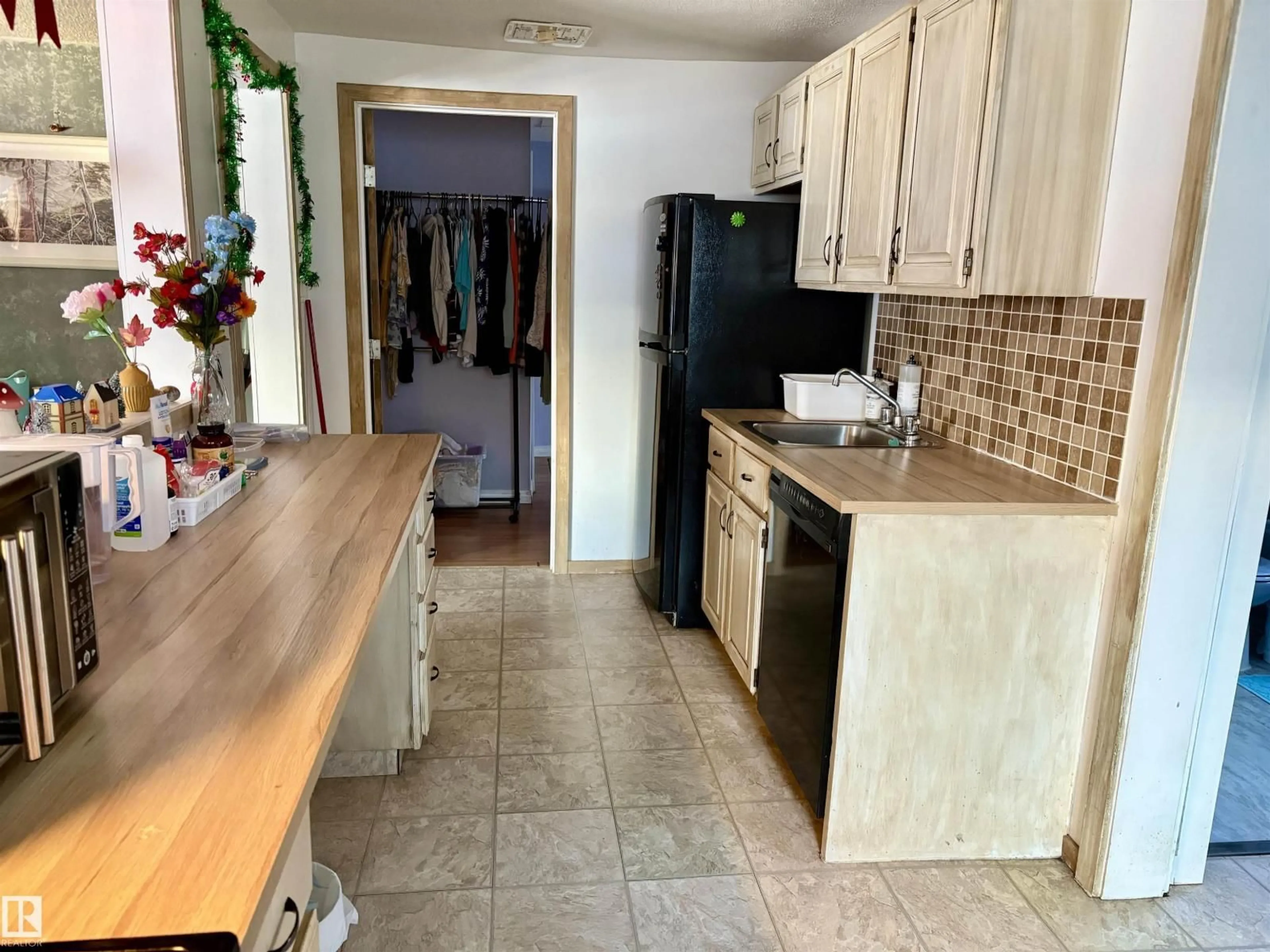 Standard kitchen, unknown for 5449 46 ST, Vegreville Alberta T9C1E5