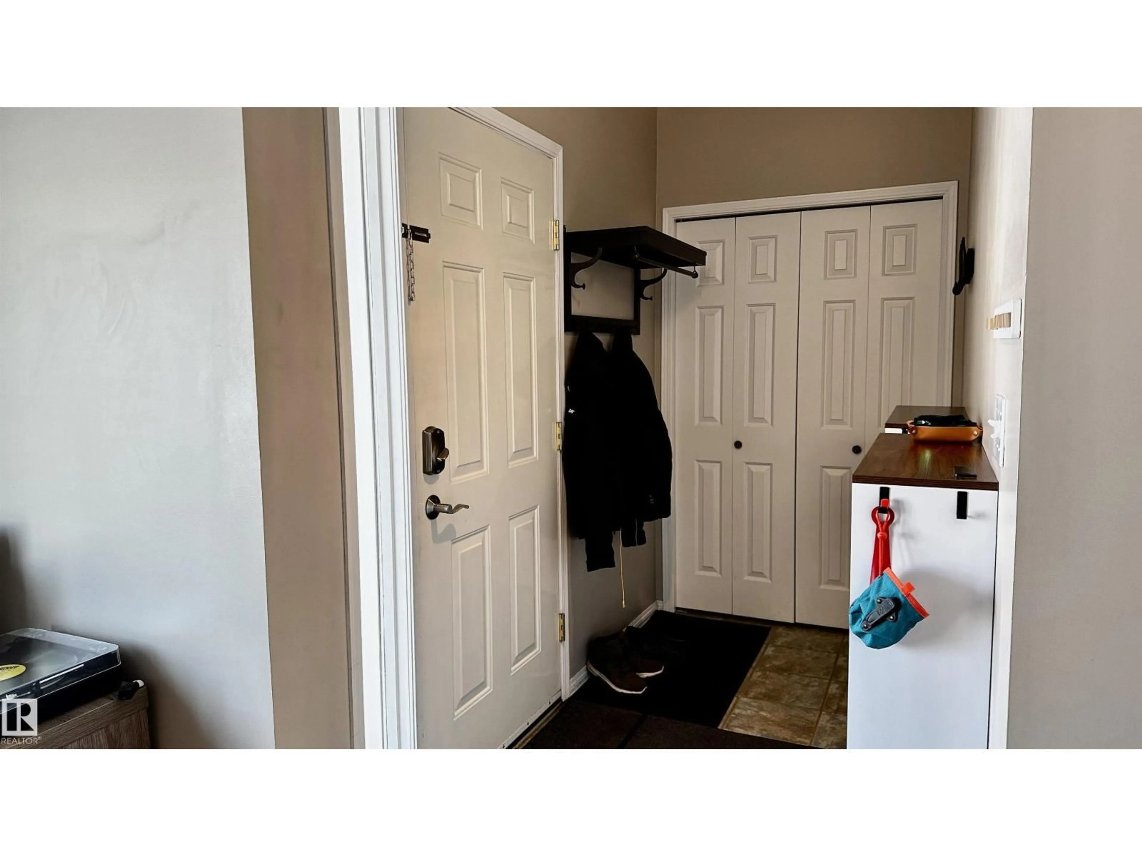 Indoor entryway for 16 CANTERBURY TC, Sherwood Park Alberta T8H1E8