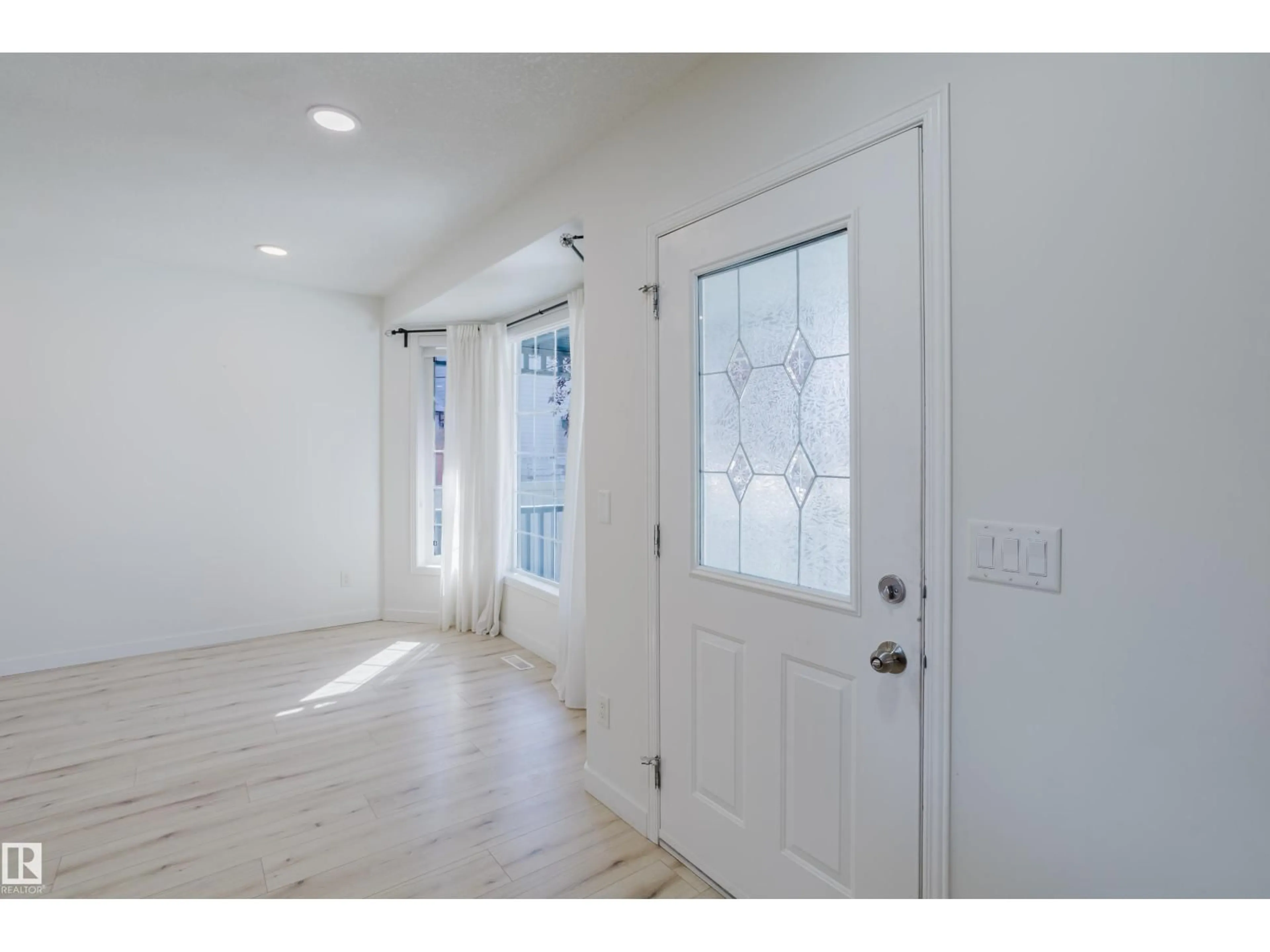 Indoor entryway for 1665 GLASTONBURY BV, Edmonton Alberta T5T6P3