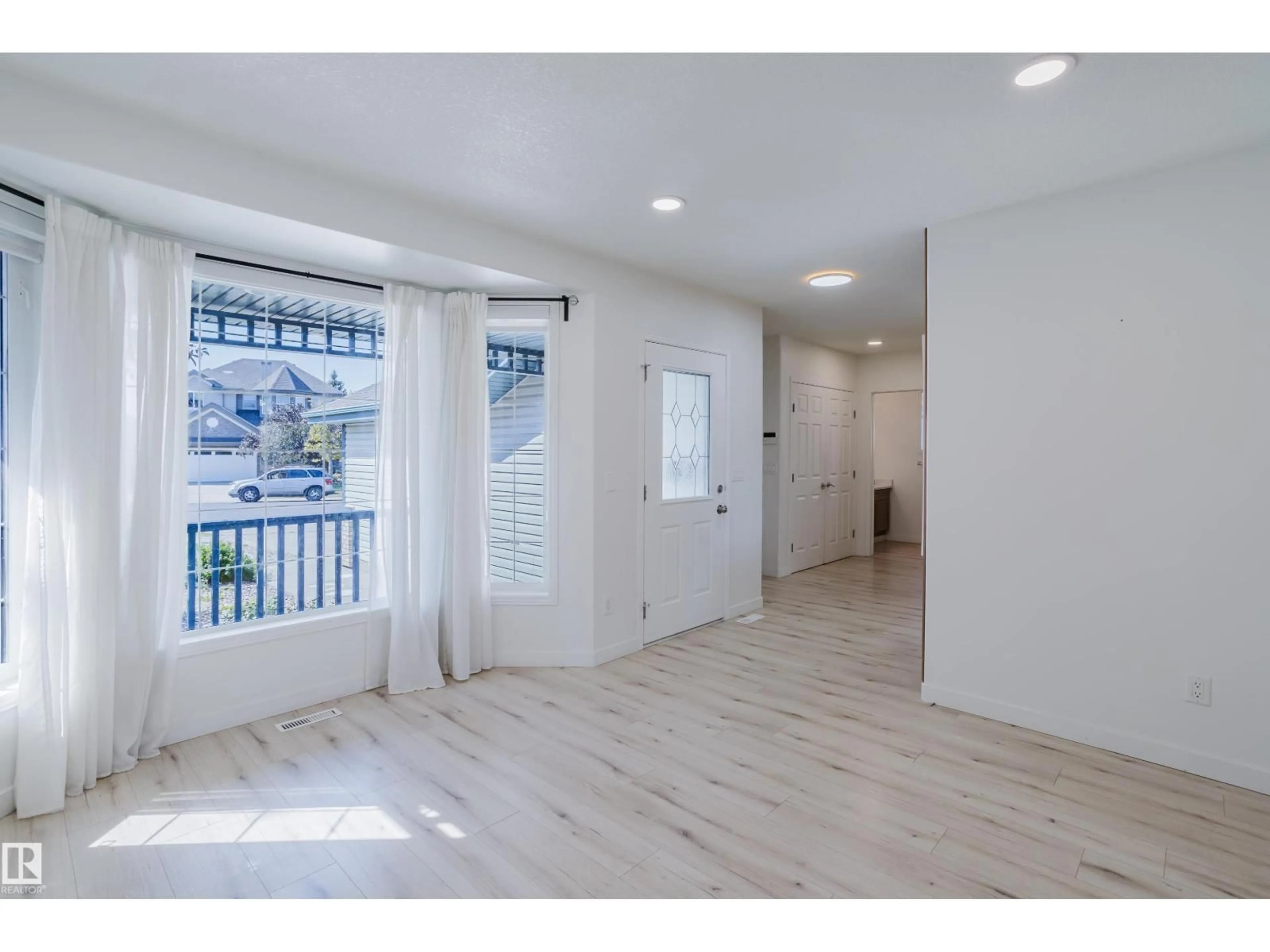 Indoor entryway for 1665 GLASTONBURY BV, Edmonton Alberta T5T6P3