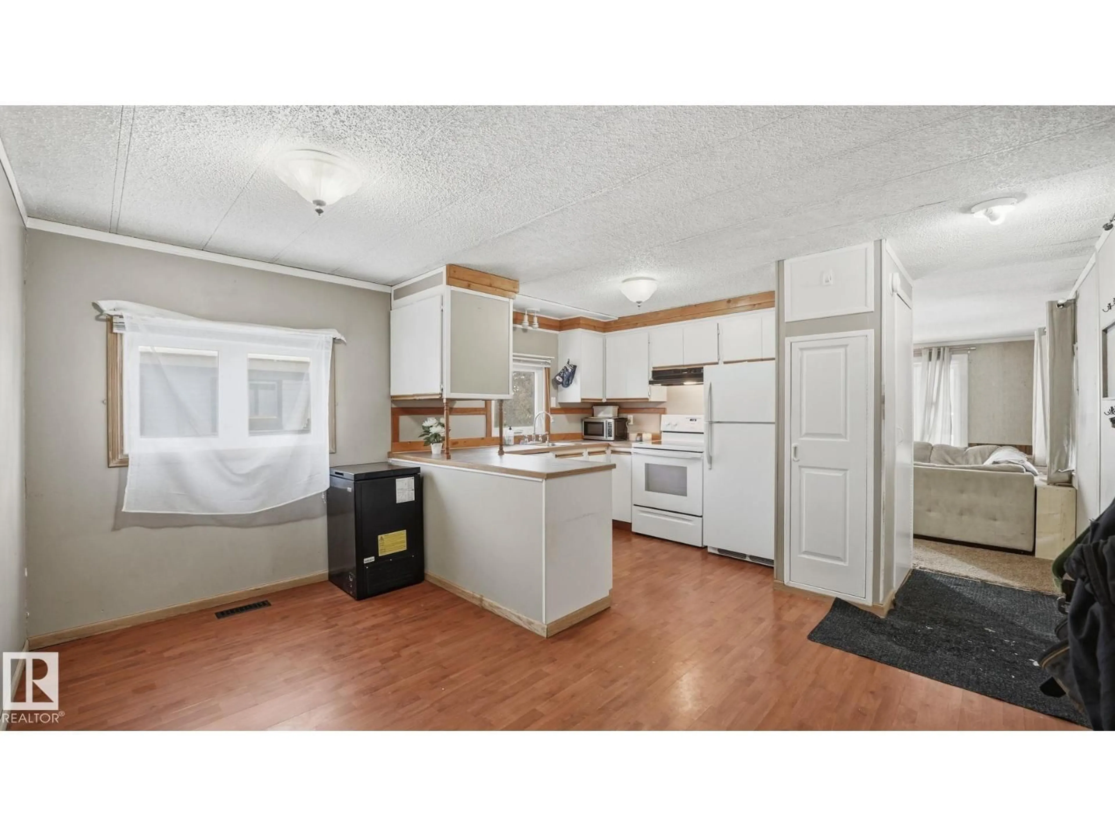 Standard kitchen, unknown for 880 WEST COAST BAY NW, Edmonton Alberta T5S1T7
