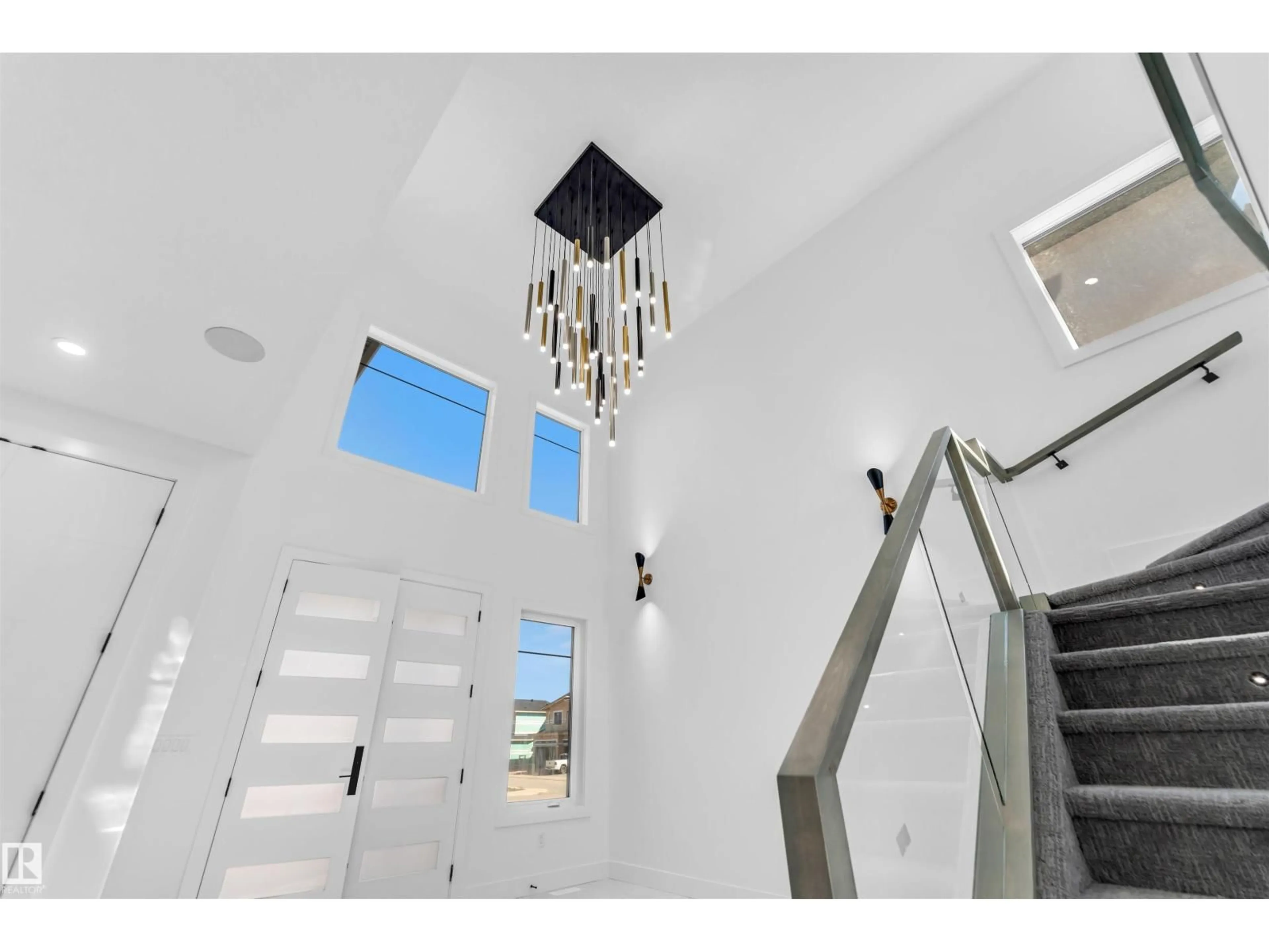 Indoor foyer for 715 165 AV, Edmonton Alberta T5Y4J1